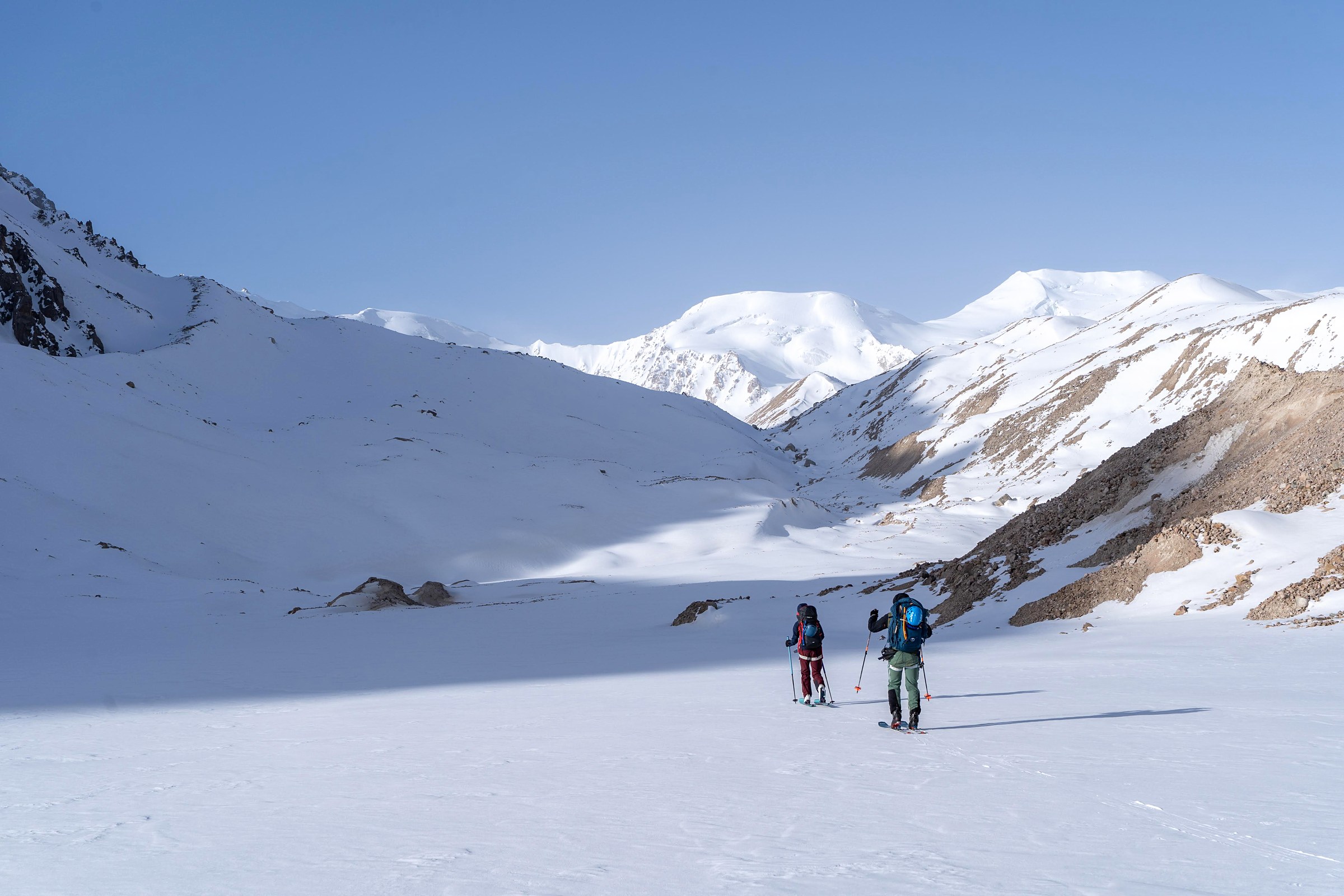 Scène de voyage et de ski de randonnée pendant la traversée à ski du massif de l’Ile Alatau, Kazakhstan, au jour 3 de l’itinérance.
