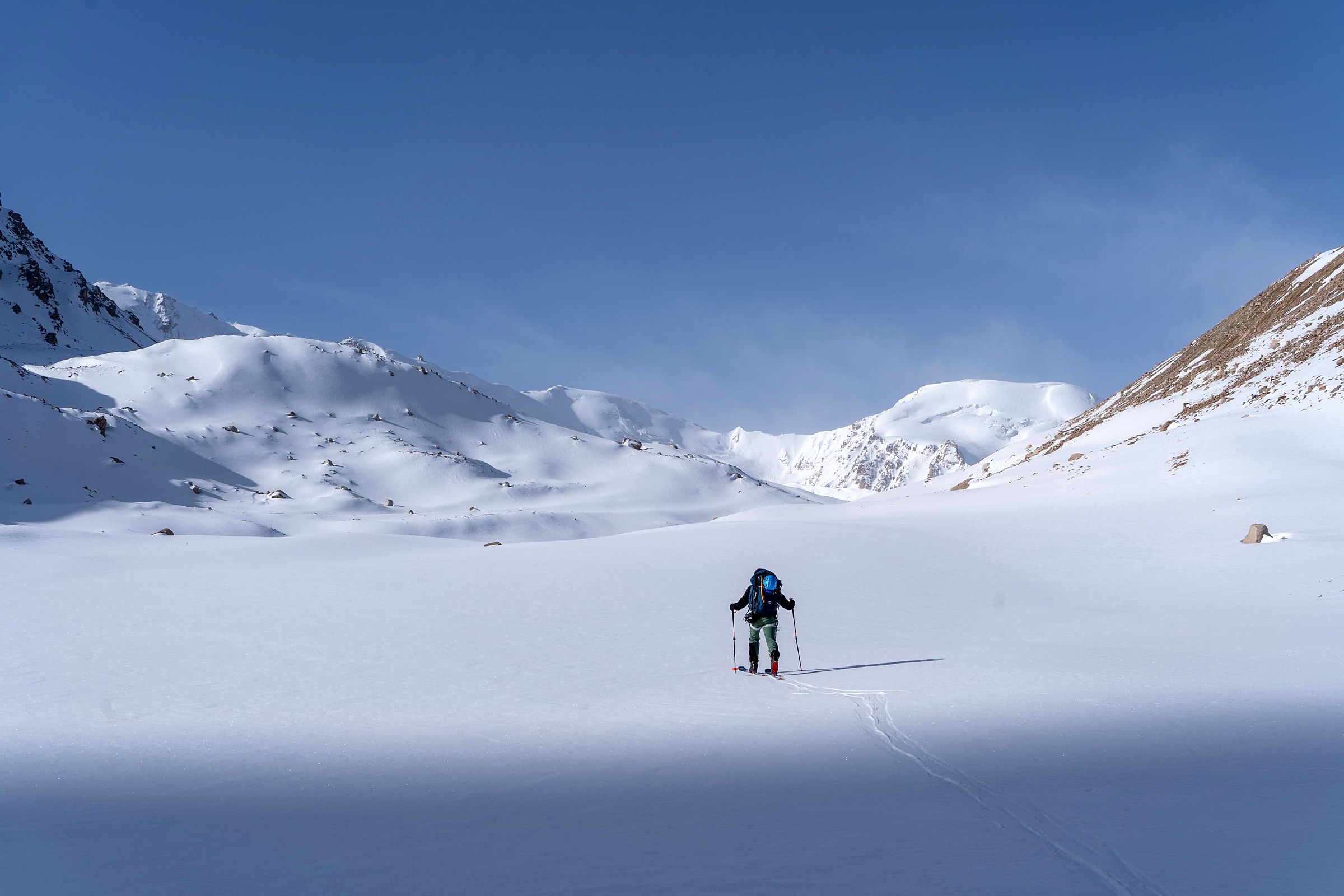 Scène de voyage et de ski de randonnée pendant la traversée à ski du massif de l’Ile Alatau, Kazakhstan, au jour 3 de l’itinérance.