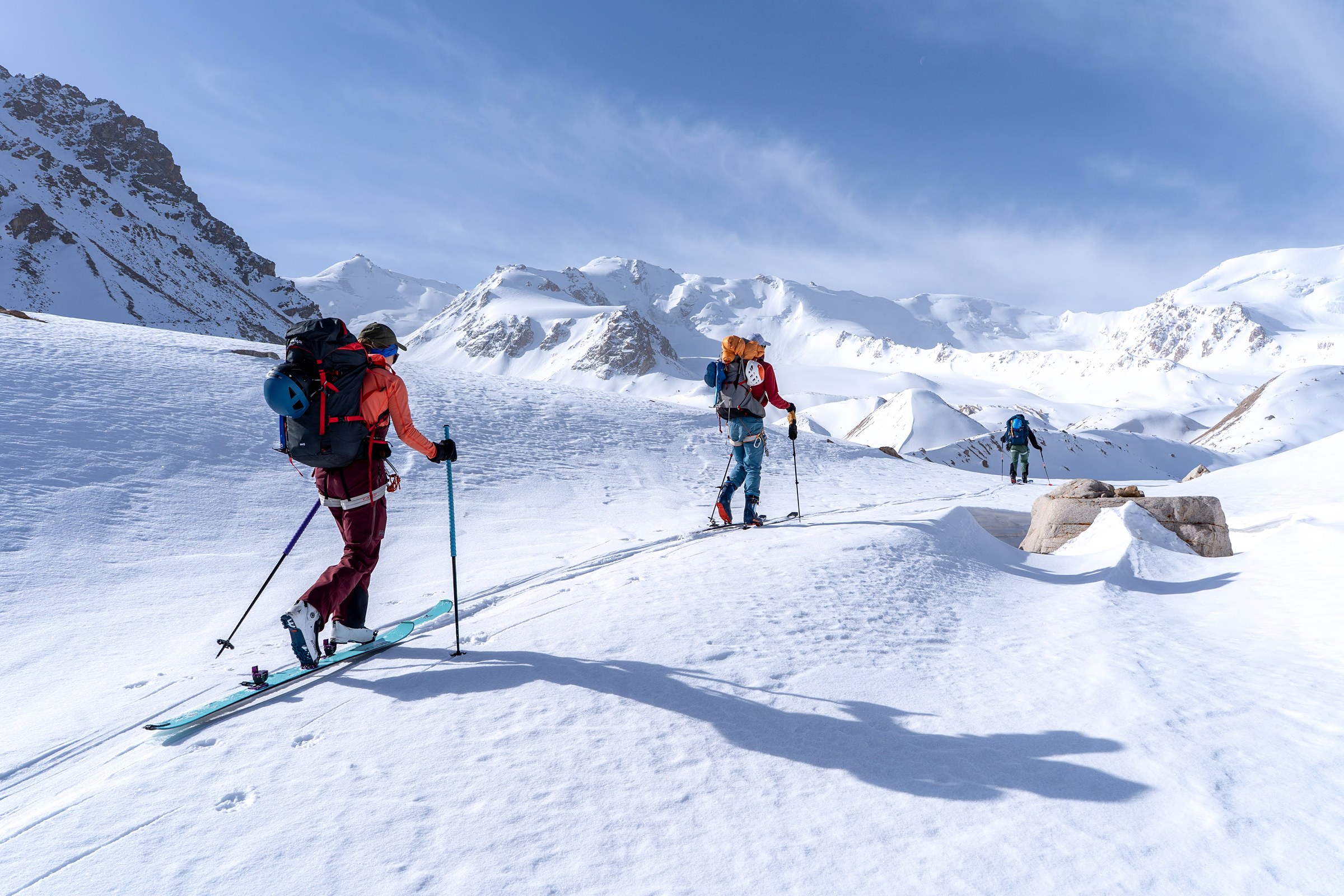 Scène de voyage et de ski de randonnée pendant la traversée à ski du massif de l’Ile Alatau, Kazakhstan, au jour 3 de l’itinérance.