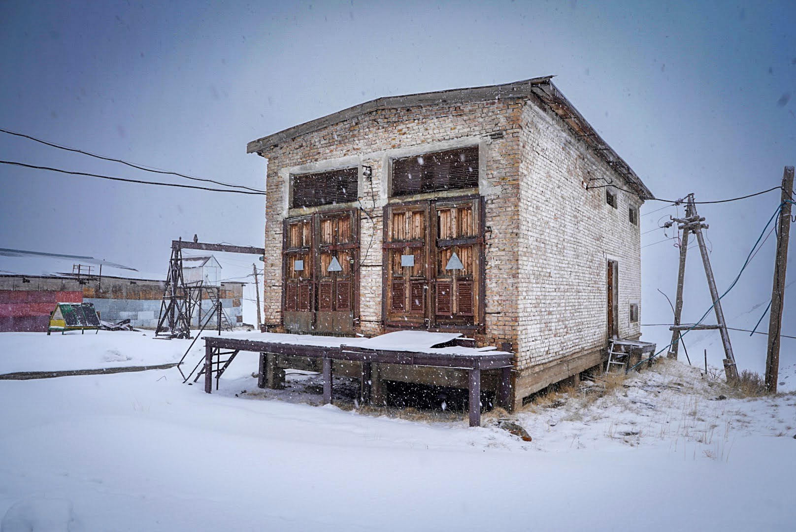 Scène de voyage et de ski de randonnée pendant la traversée à ski du massif de l’Ile Alatau, Kazakhstan, au jour 4 de l’itinérance.