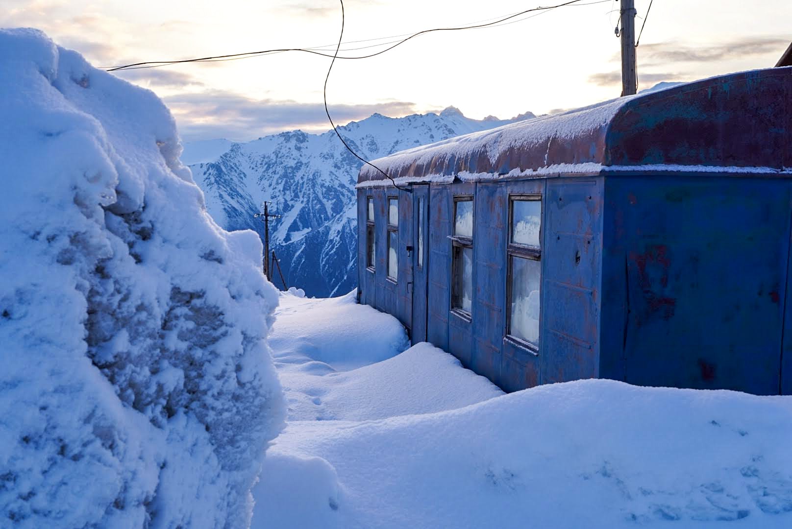 Scène de voyage et de ski de randonnée pendant la traversée à ski du massif de l’Ile Alatau, Kazakhstan, au jour 5 de l’itinérance.