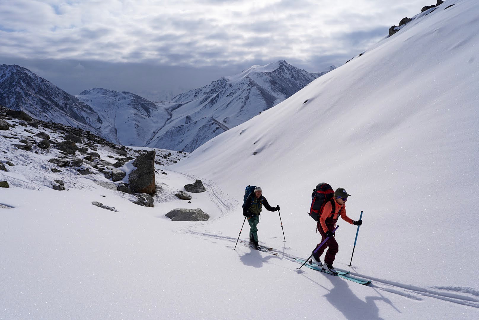Scène de voyage et de ski de randonnée pendant la traversée à ski du massif de l’Ile Alatau, Kazakhstan, au jour 5 de l’itinérance.