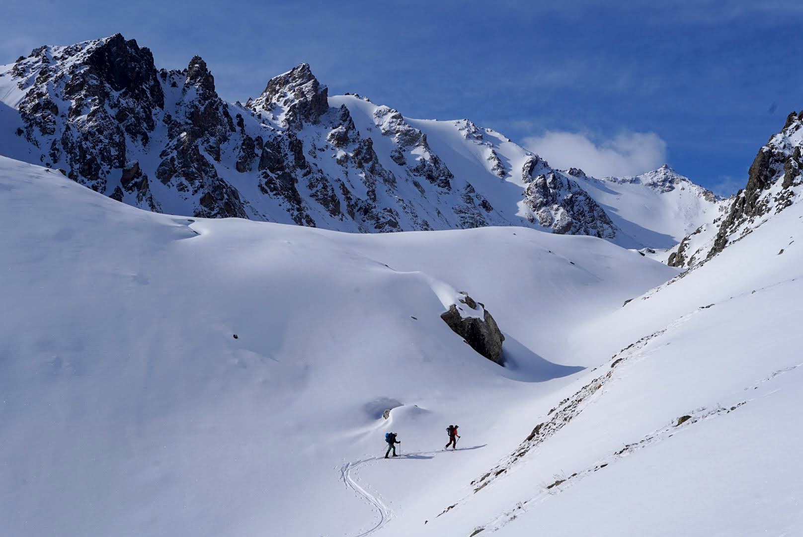 Scène de voyage et de ski de randonnée pendant la traversée à ski du massif de l’Ile Alatau, Kazakhstan, au jour 5 de l’itinérance.