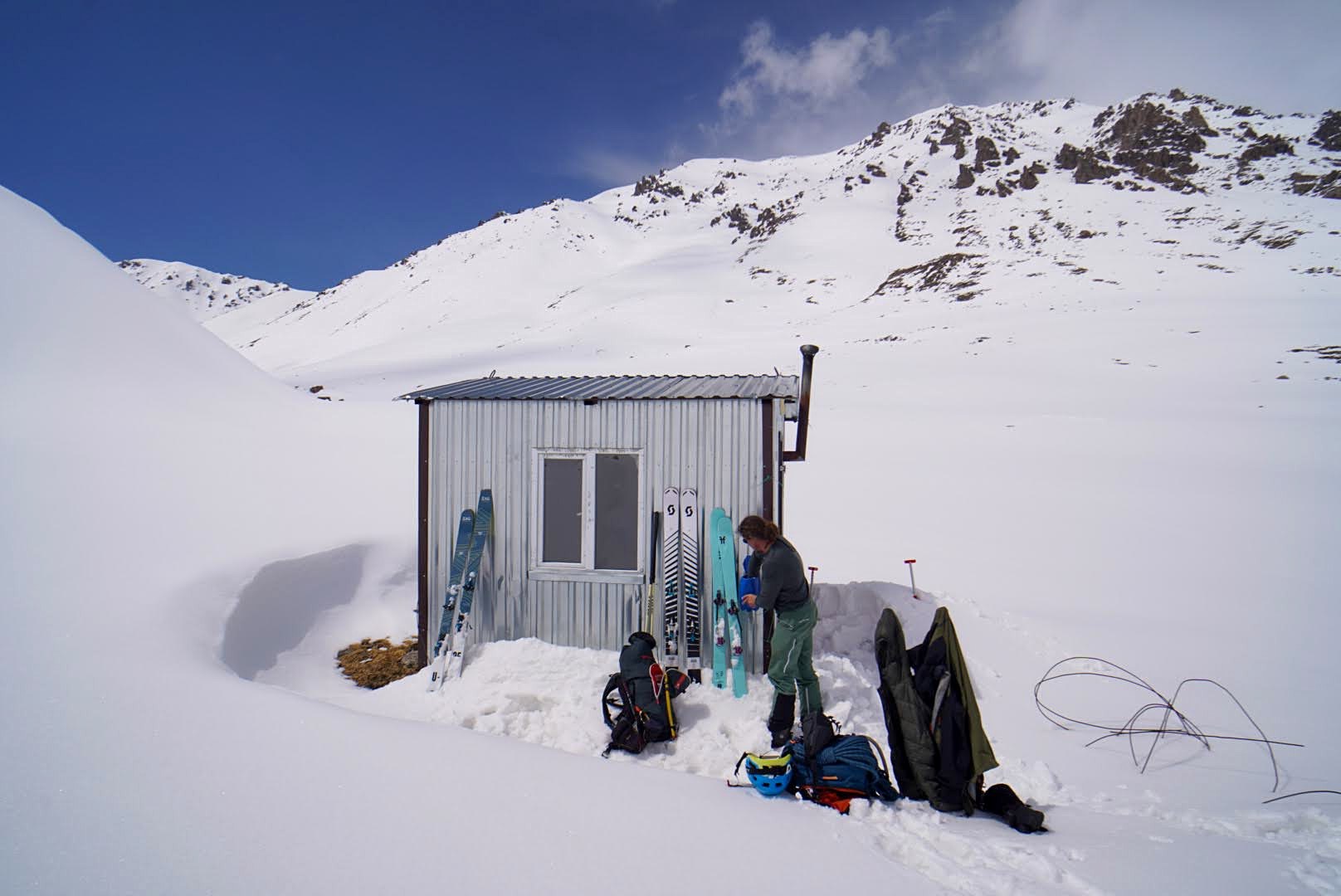 Scène de voyage et de ski de randonnée pendant la traversée à ski du massif de l’Ile Alatau, Kazakhstan, au jour 5 de l’itinérance.