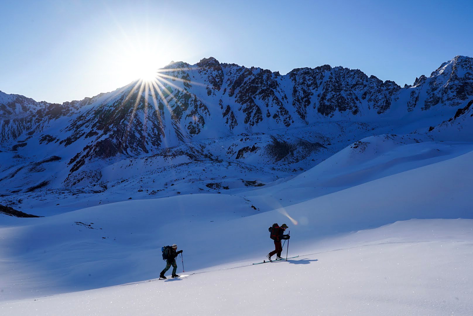 Scène de voyage et de ski de randonnée pendant la traversée à ski du massif de l’Ile Alatau, Kazakhstan, au jour 6 de l’itinérance.