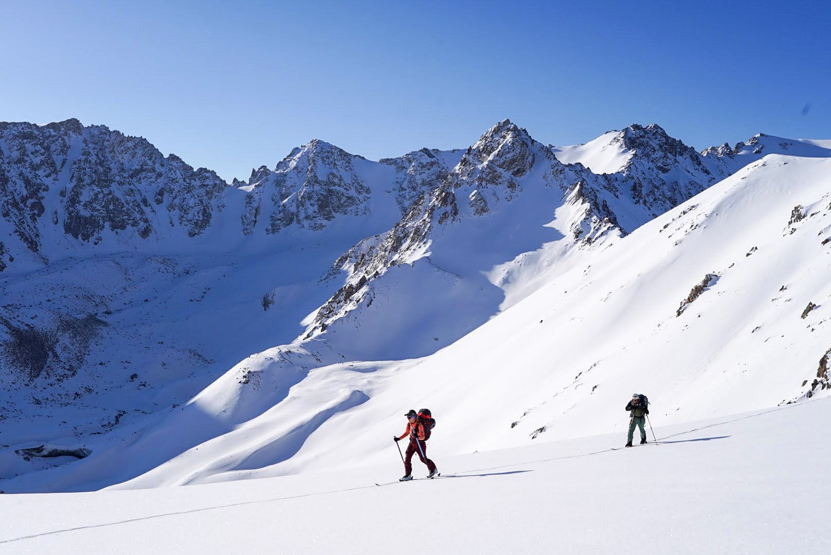 Scène de voyage et de ski de randonnée pendant la traversée à ski du massif de l’Ile Alatau, Kazakhstan, au jour 6 de l’itinérance.