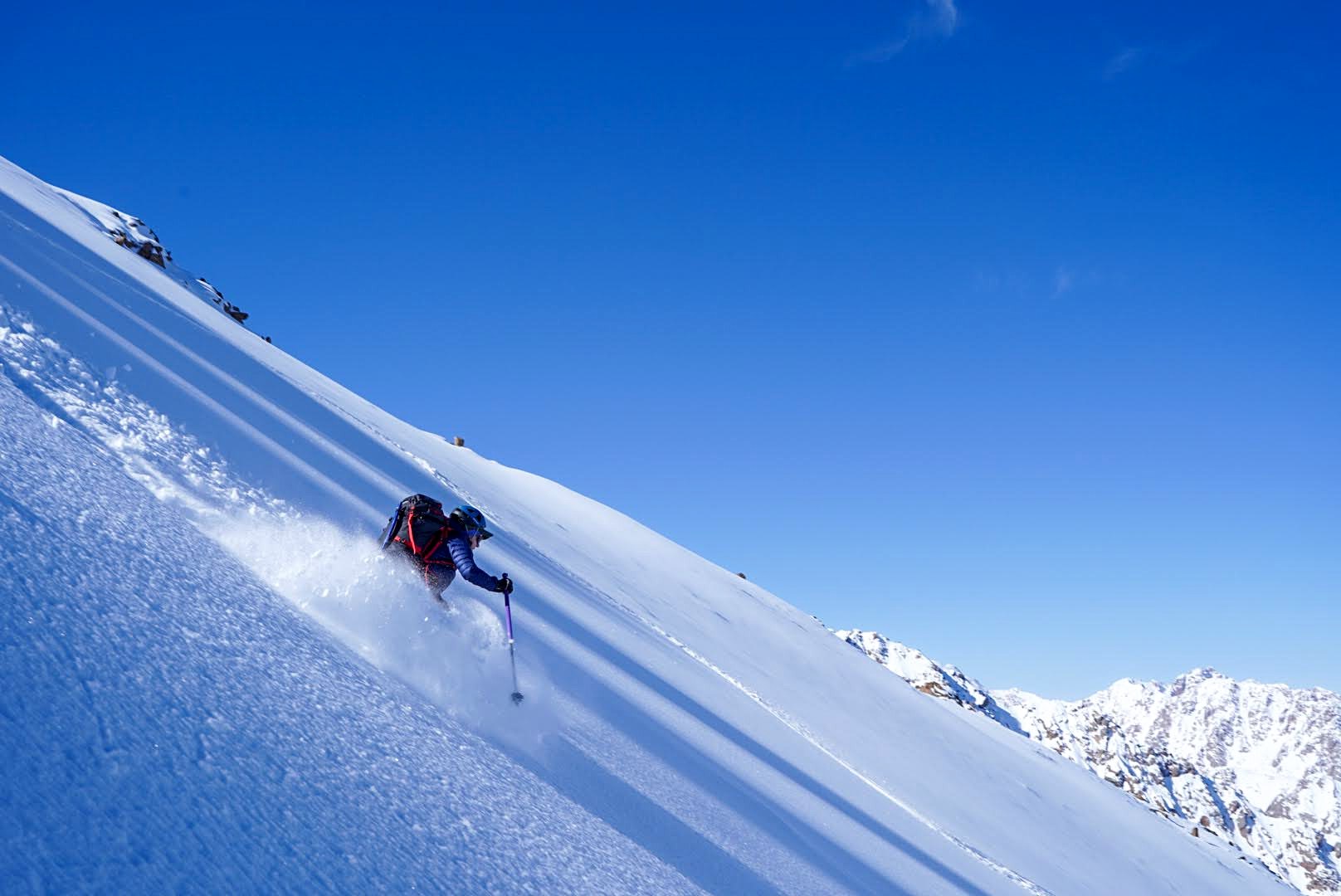 Scène de voyage et de ski de randonnée pendant la traversée à ski du massif de l’Ile Alatau, Kazakhstan, au jour 6 de l’itinérance.