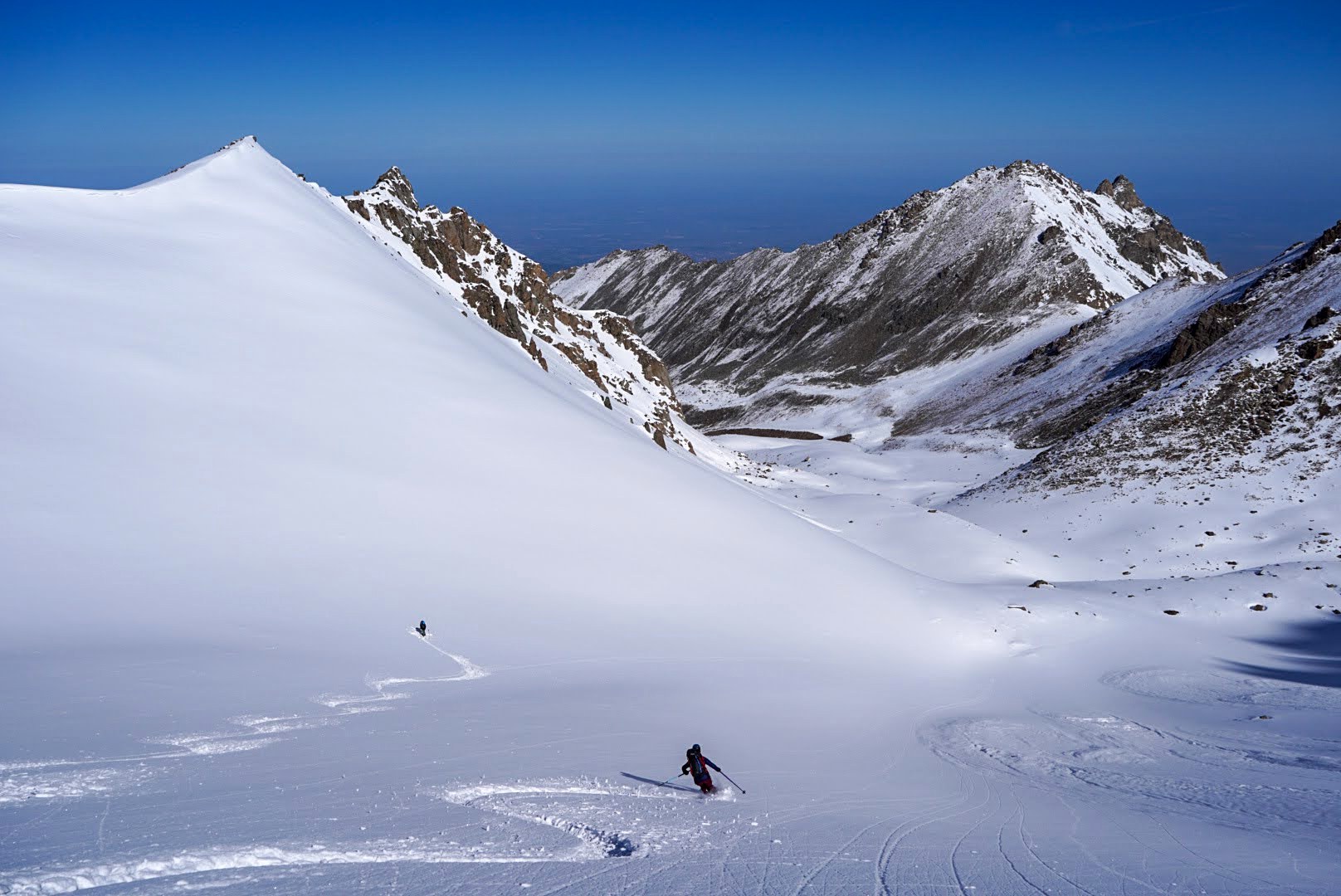 Scène de voyage et de ski de randonnée pendant la traversée à ski du massif de l’Ile Alatau, Kazakhstan, au jour 6 de l’itinérance.