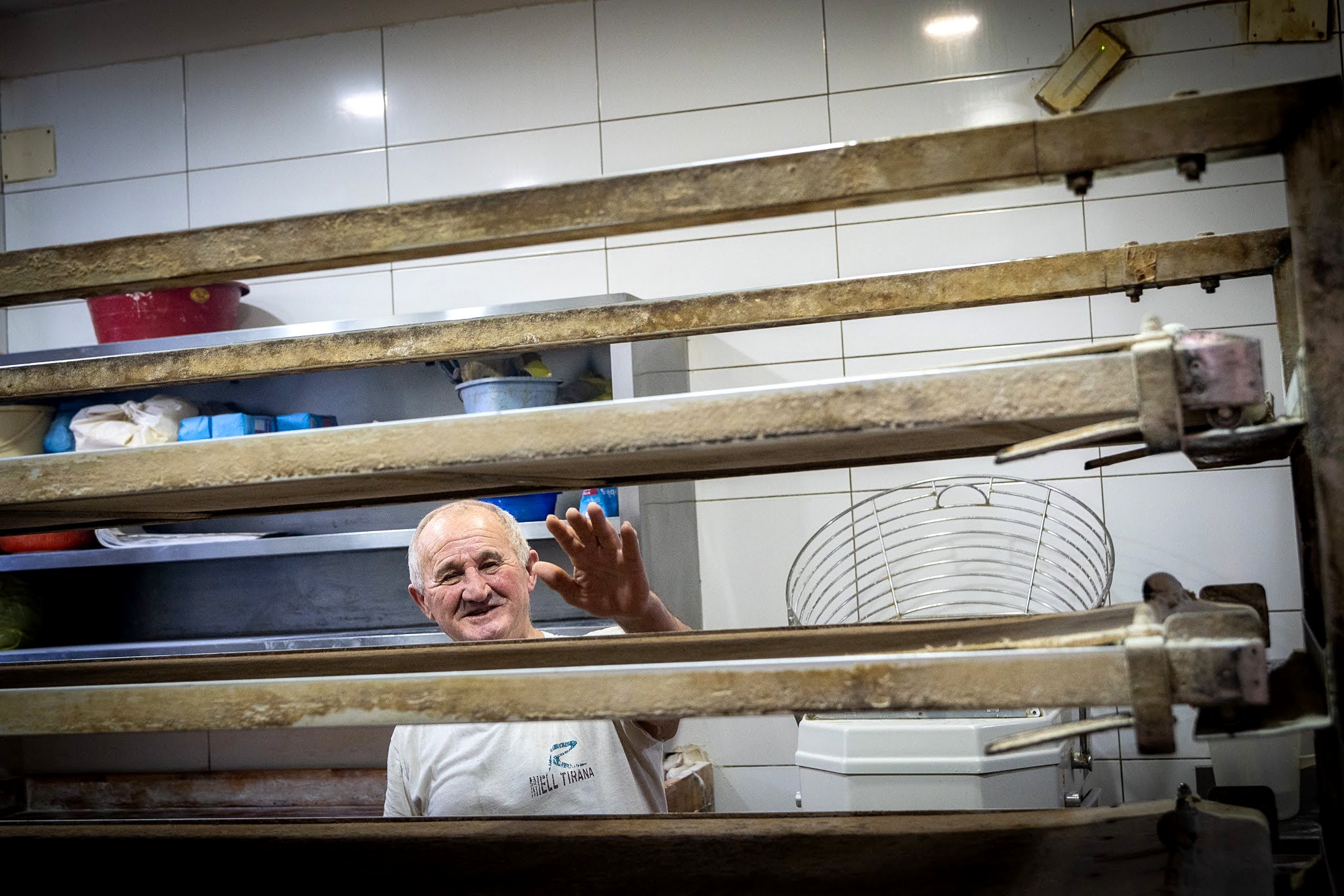 Artisan derrière le comptoir de sa boulangerie, secteur occidental du massif du Šar, près du Korab, pendant une traversée à ski du Kosovo.