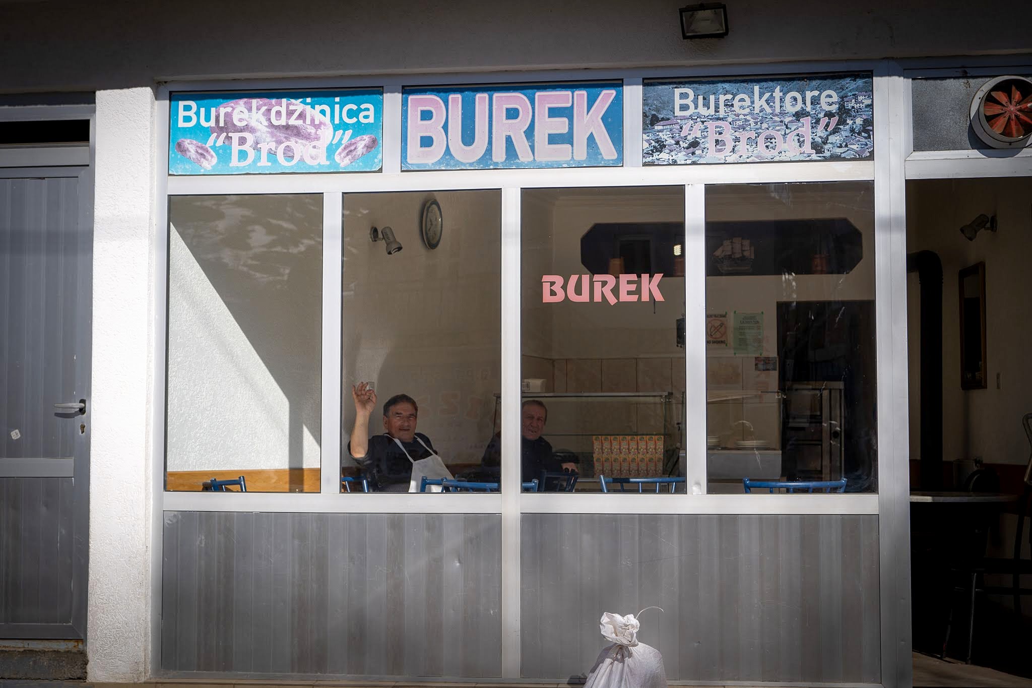 Façade d’une petite boulangerie locale, haute vallée de Brod, massif du Šar, pendant une traversée à ski du Kosovo.