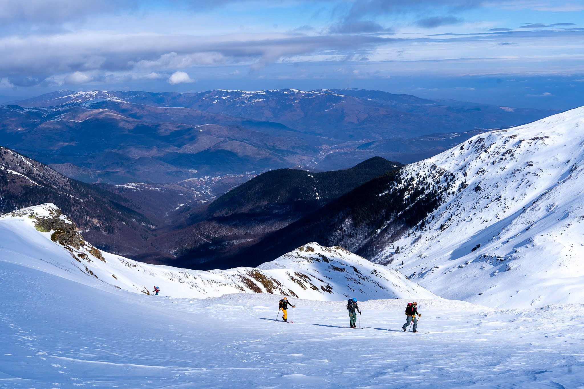 Skieurs réunis au-dessus des vallées du šar, secteur de Prevalla, parc national des monts Šar, pendant une traversée à ski du Kosovo.