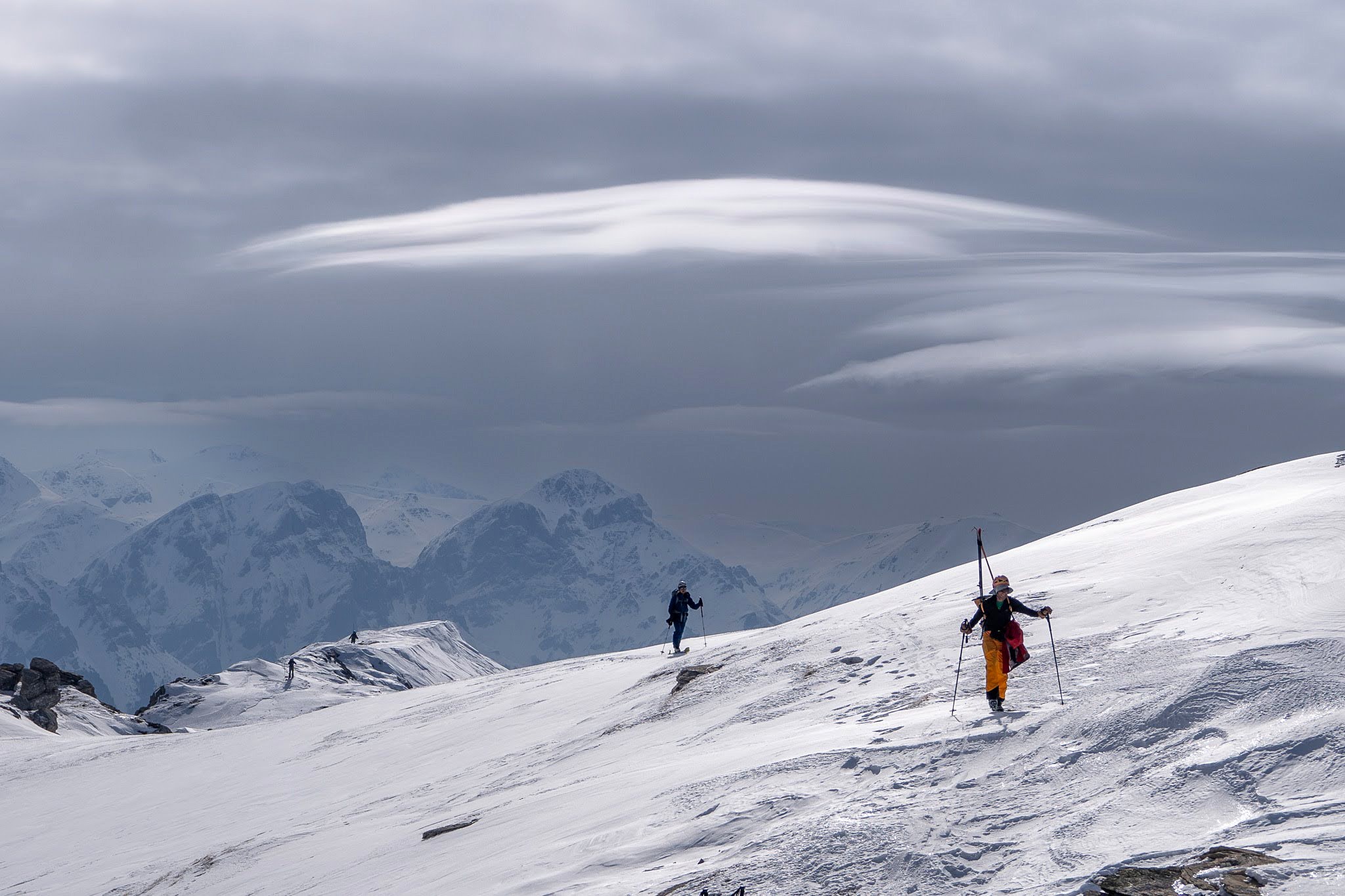 Skieurs suivant une crête dans une ambiance hivernale, secteur de Dragash et Brod, massif du Šar, pendant une traversée à ski du Kosovo.