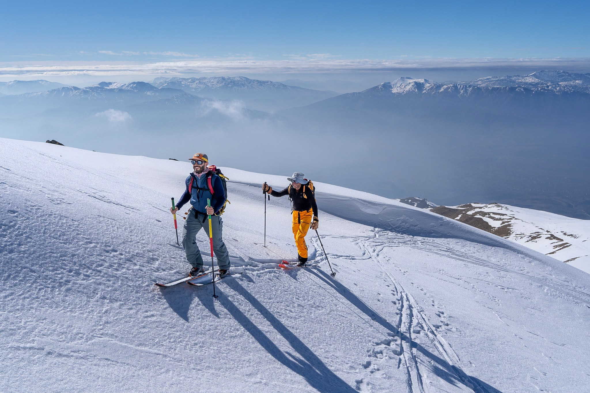 Trois skieurs suivant la trace sur une crête du šar, secteur occidental du massif du Šar, près du Korab, pendant une traversée à ski du Kosovo.