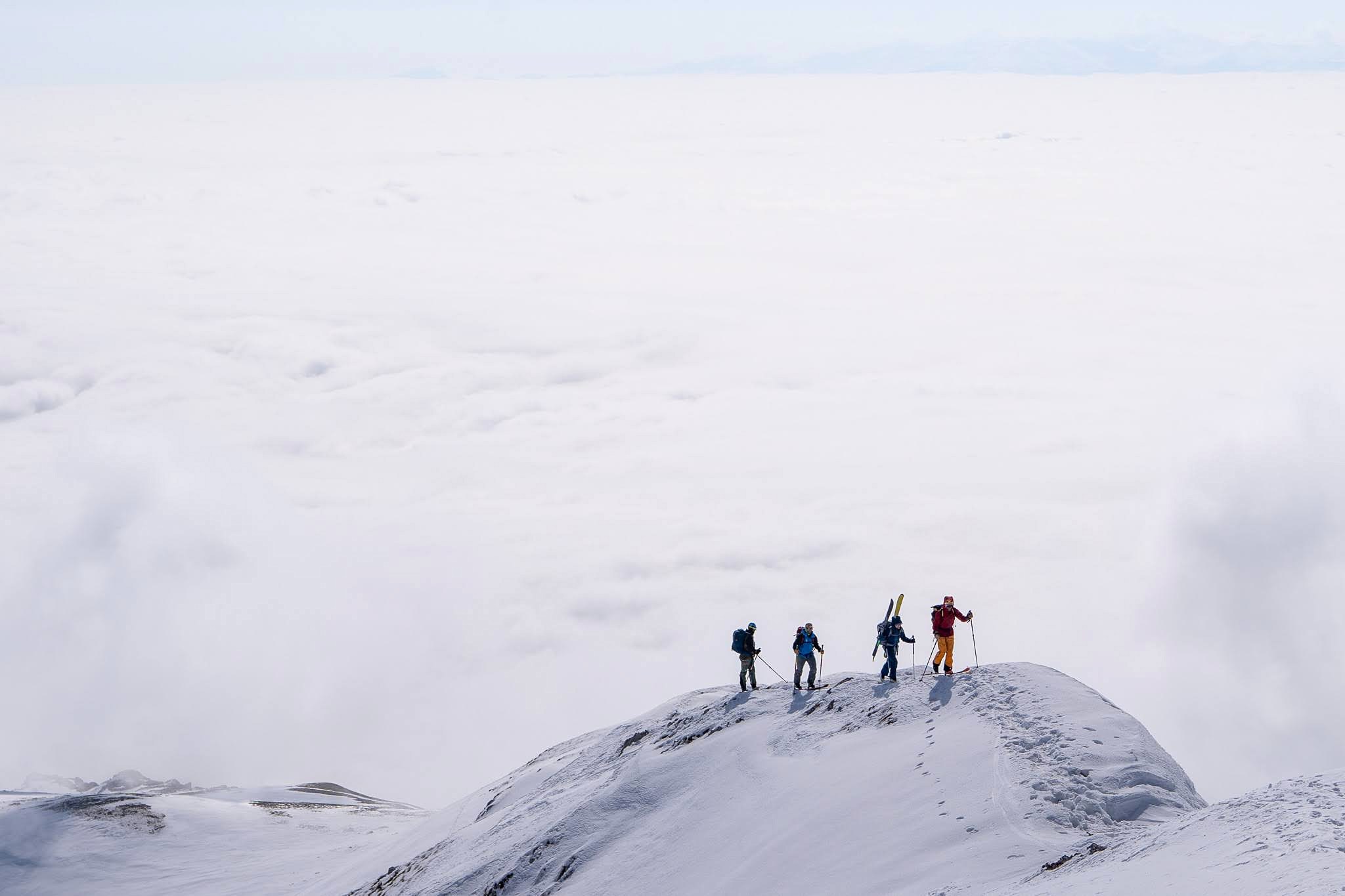 Skieurs réunis sur une crête enveloppée de nuages, secteur oriental des monts Šar, vers le Ljuboten, pendant une traversée à ski du Kosovo.