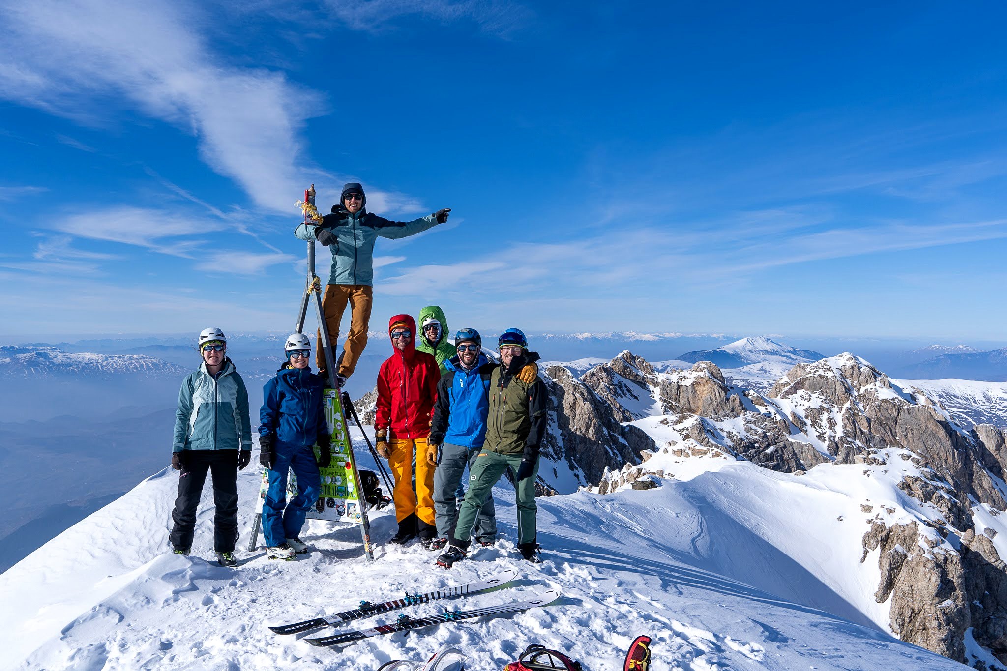 Groupe de skieurs réuni sur une crête panoramique, haute vallée de Brod, massif du Šar, pendant une traversée à ski du Kosovo.