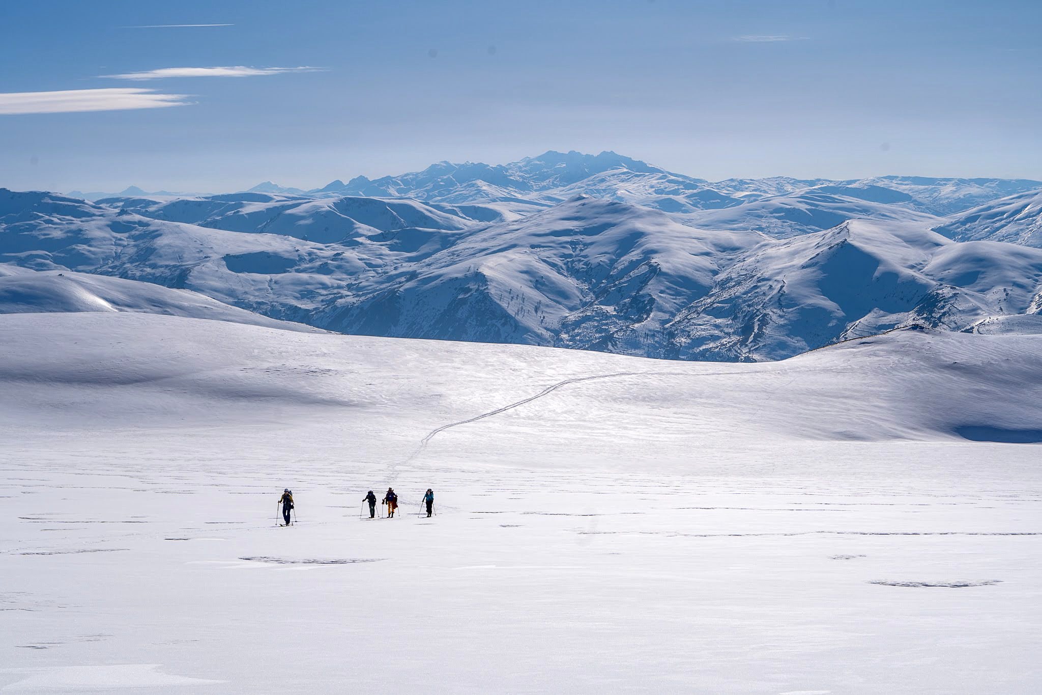 File de skieurs sur une vaste étendue blanche, haute vallée de Brod, massif du Šar, pendant une traversée à ski du Kosovo.
