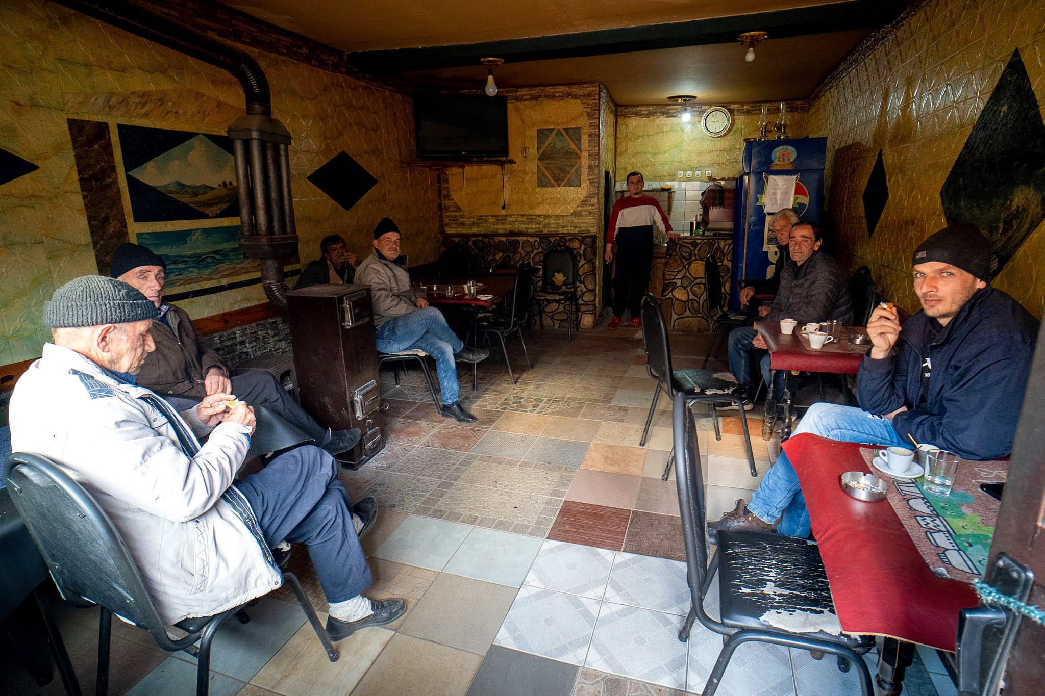 Compagnons réunis dans une maison traditionnelle, secteur de Dragash et Brod, massif du Šar, pendant une traversée à ski du Kosovo.