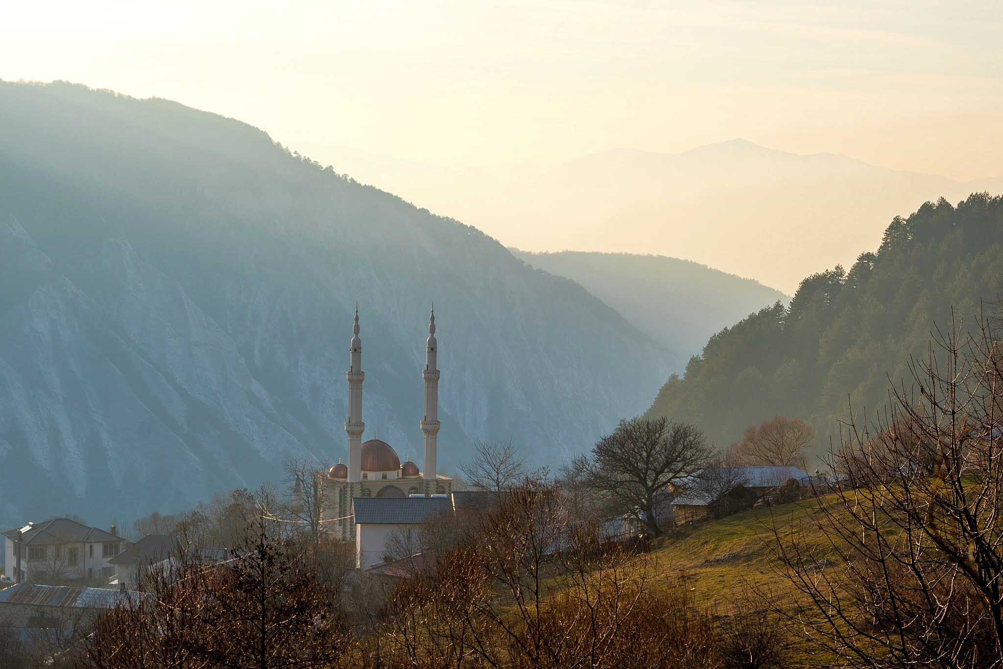 Mosquée et reliefs du šar dans la lumière du soir, secteur occidental du massif du Šar, près du Korab, pendant une traversée à ski du Kosovo.