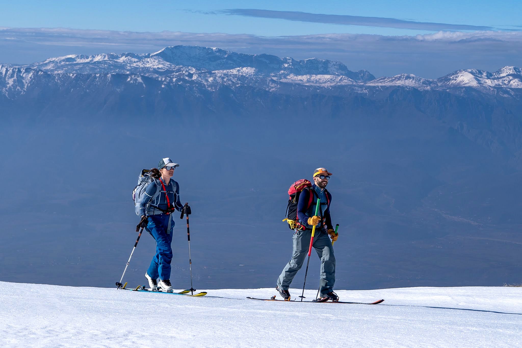 Deux skieurs progressant sur un vaste plateau blanc, secteur occidental du massif du Šar, près du Korab, pendant une traversée à ski du Kosovo.