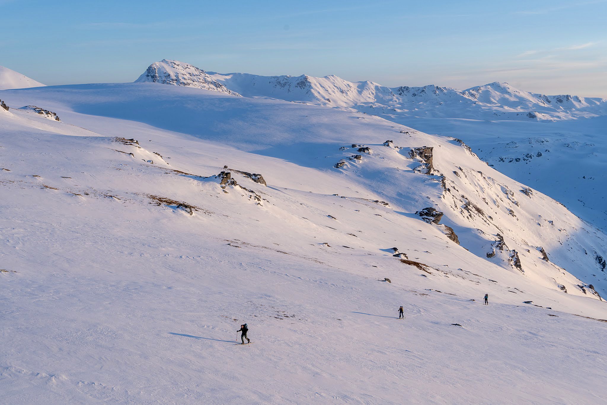 Grands plateaux enneigés sous une lumière dorée, haute vallée de Brod, massif du Šar, pendant une traversée à ski du Kosovo.