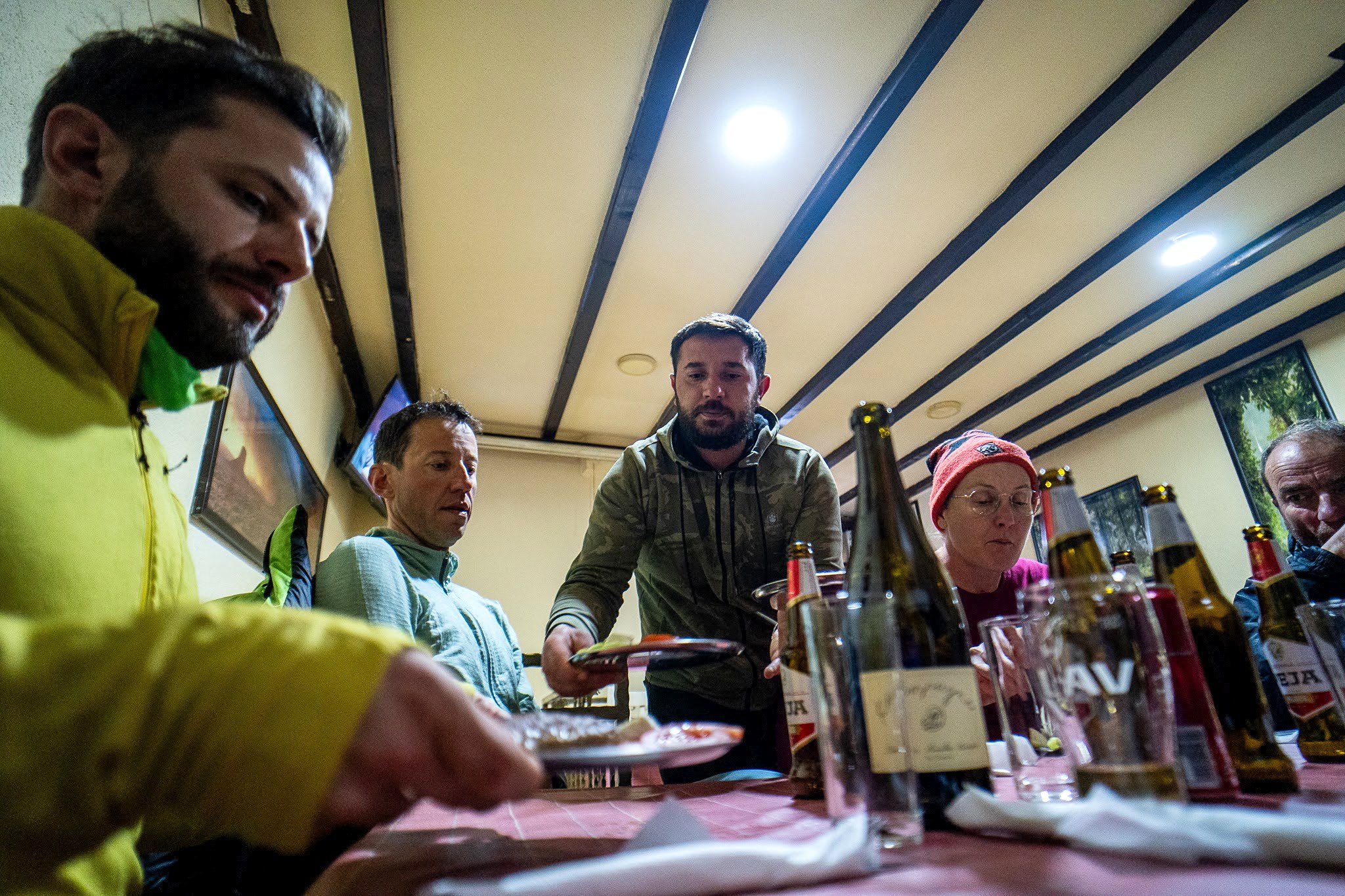 Groupe réuni autour de la table après une journée de ski, haute vallée de Brod, massif du Šar, pendant une traversée à ski du Kosovo.