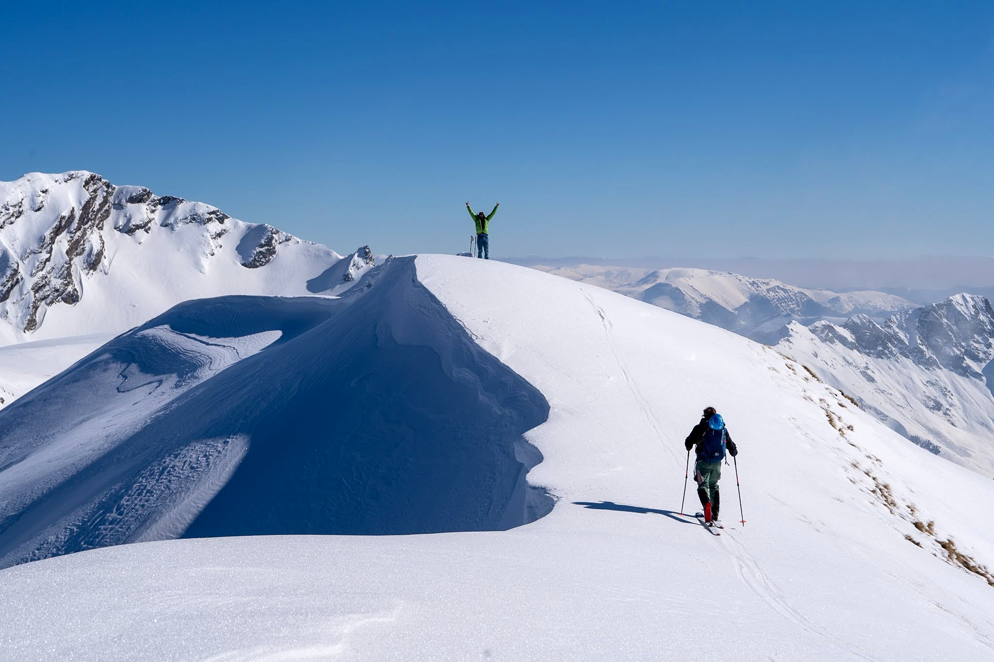 Skieur solitaire avançant sur le fil enneigé, secteur occidental du massif du Šar, près du Korab, pendant une traversée à ski du Kosovo.