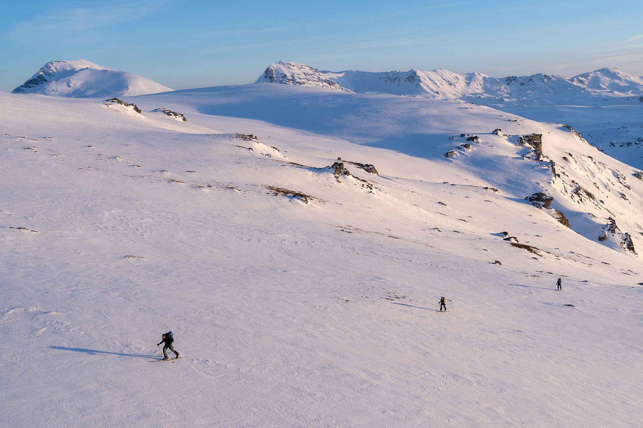 Skieur minuscule sur un vaste plateau enneigé, haute vallée de Brod, massif du Šar, pendant une traversée à ski du Kosovo.