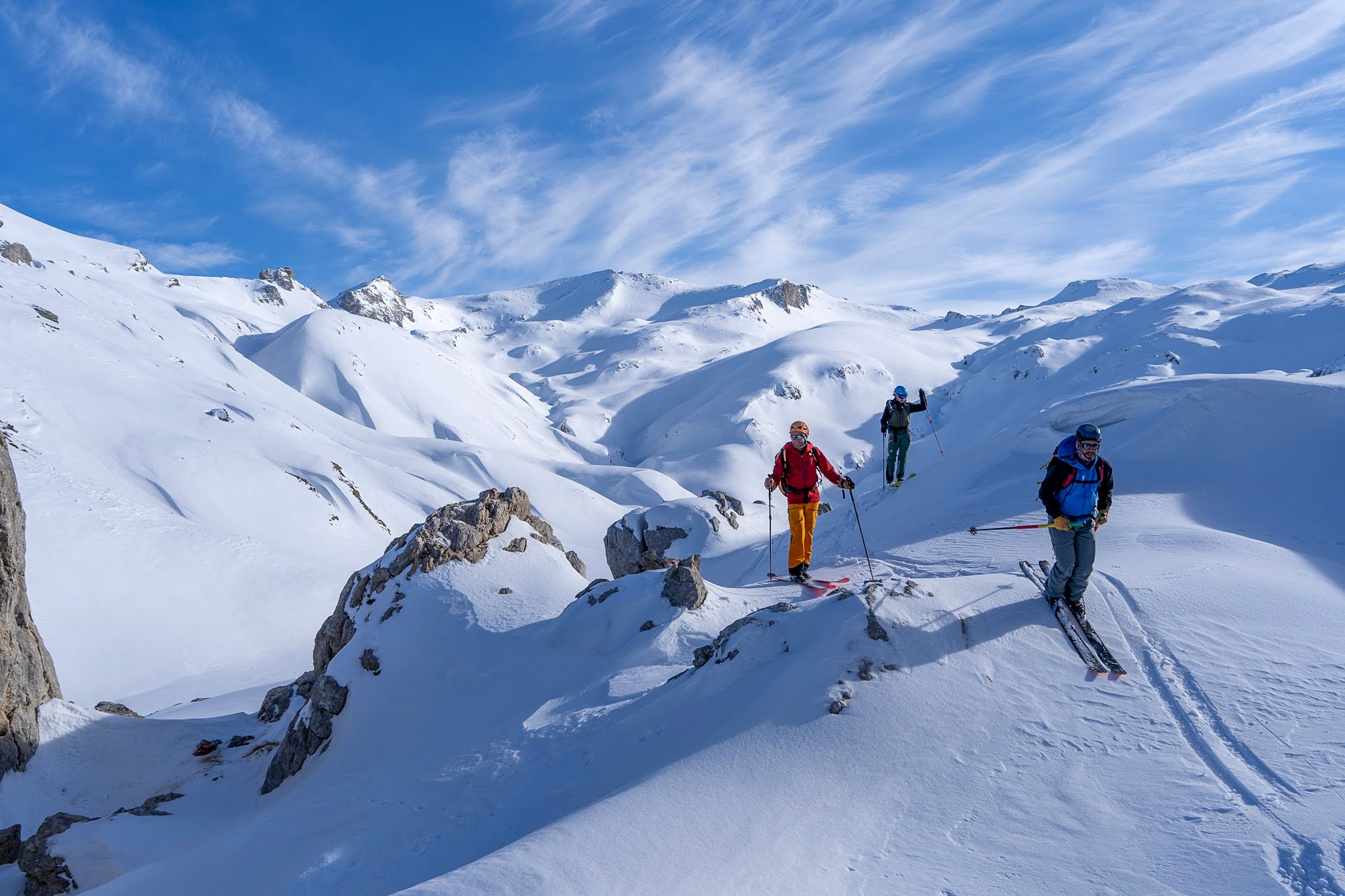 Deux skieurs franchissant un ressaut de neige et de rocher, haute vallée de Brod, massif du Šar, pendant une traversée à ski du Kosovo.
