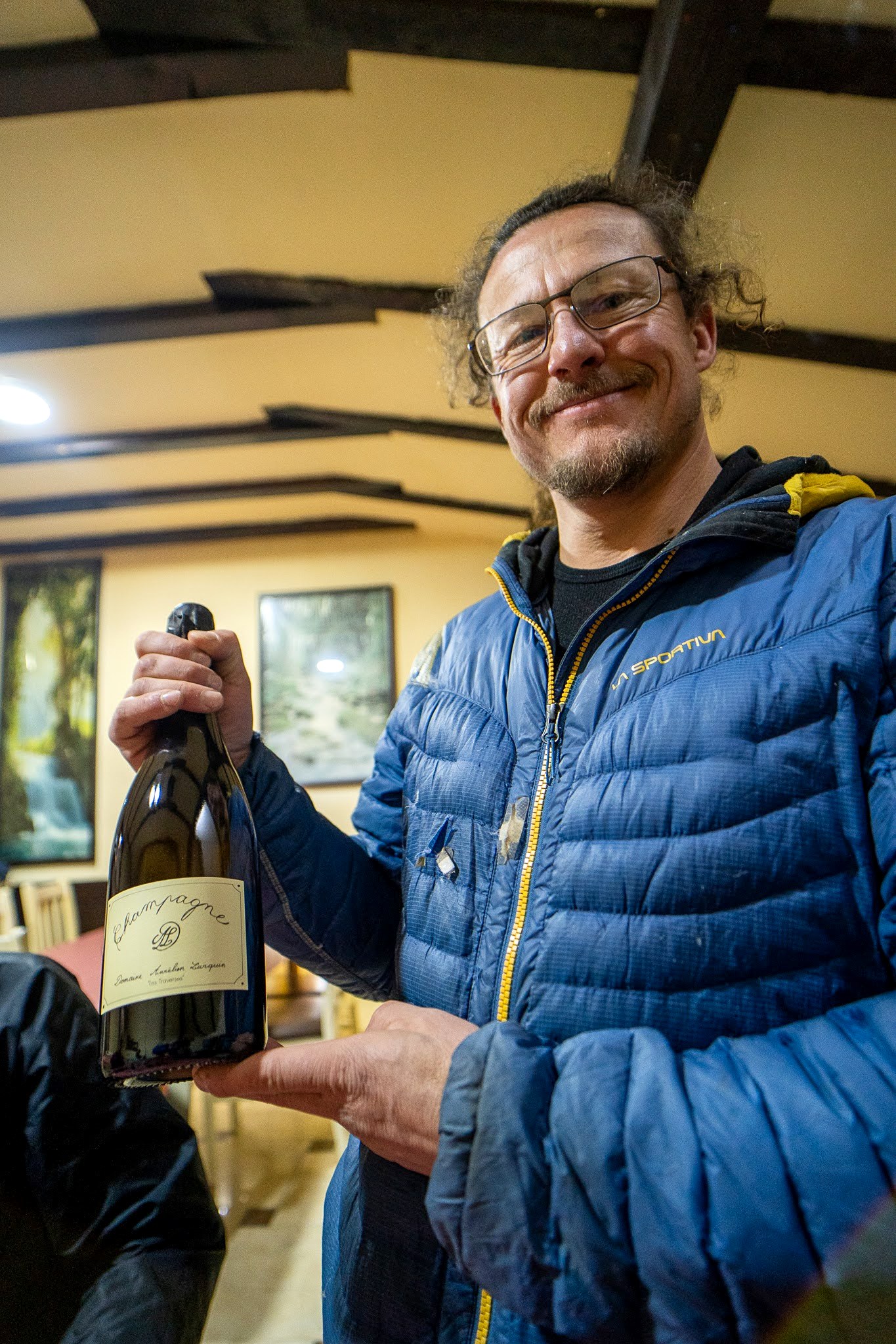 Voyageur levant son verre après l’étape, haute vallée de Brod, massif du Šar, pendant une traversée à ski du Kosovo.