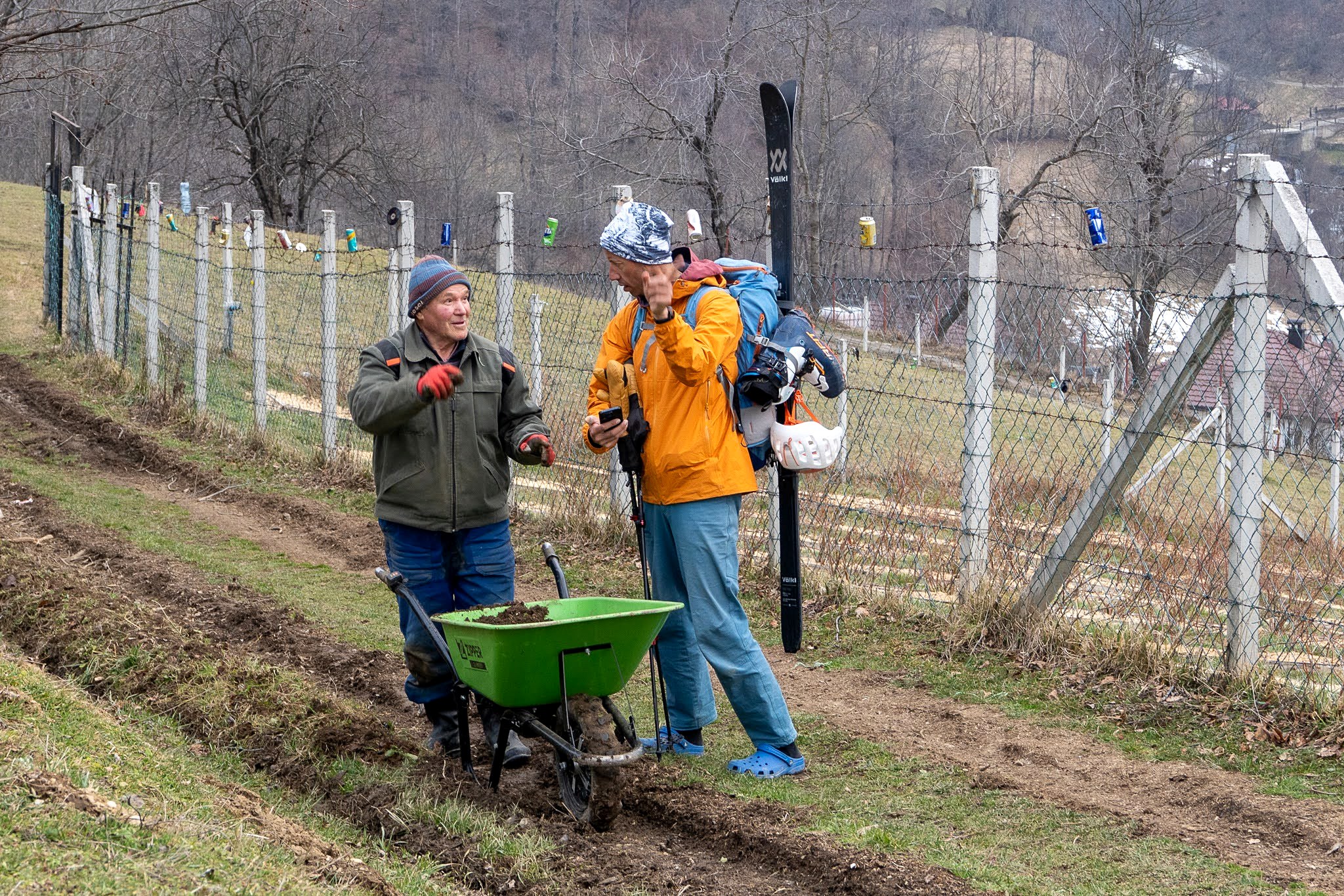Deux habitants travaillant près des arbres fruitiers, secteur de Dragash et Brod, massif du Šar, pendant une traversée à ski du Kosovo.