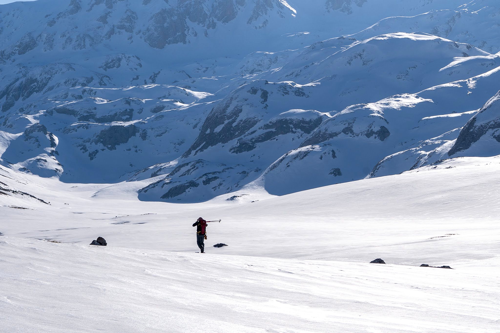 Skieurs progressant dans l’immensité blanche, secteur occidental du massif du Šar, près du Korab, pendant une traversée à ski du Kosovo.