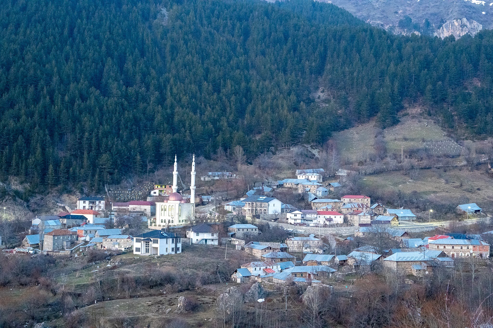 Maisons d’un village du šar au pied de la forêt, secteur occidental du massif du Šar, près du Korab, pendant une traversée à ski du Kosovo.