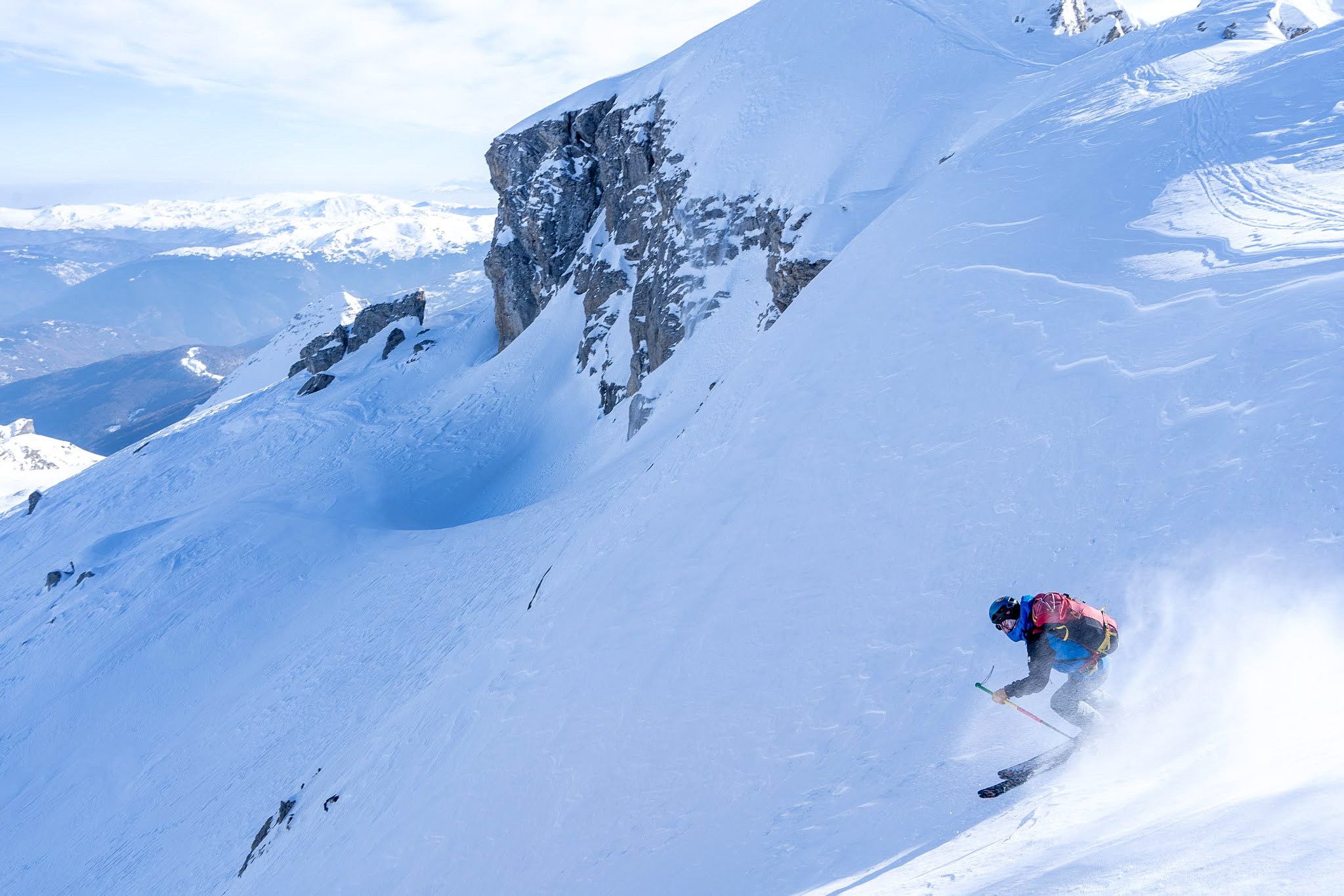 Skieur déclenchant un virage dans une pente poudreuse, haute vallée de Brod, massif du Šar, pendant une traversée à ski du Kosovo.