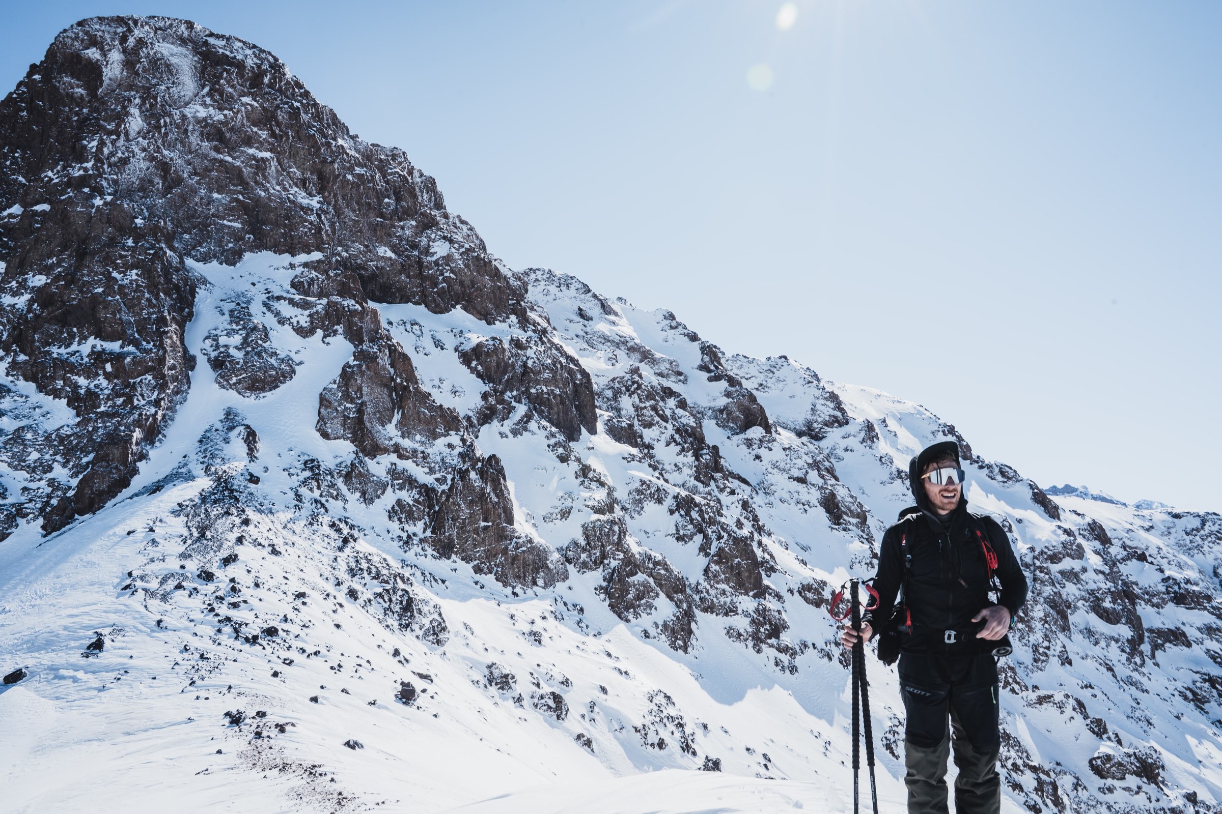 Alpiniste pic rocheux dans le massif du Toubkal, Haut Atlas marocain