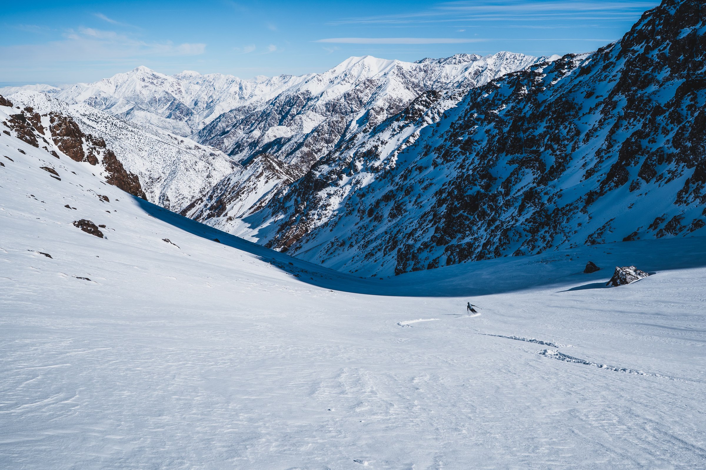 Cretes et descente en neige dans le massif du Toubkal, Haut Atlas marocain