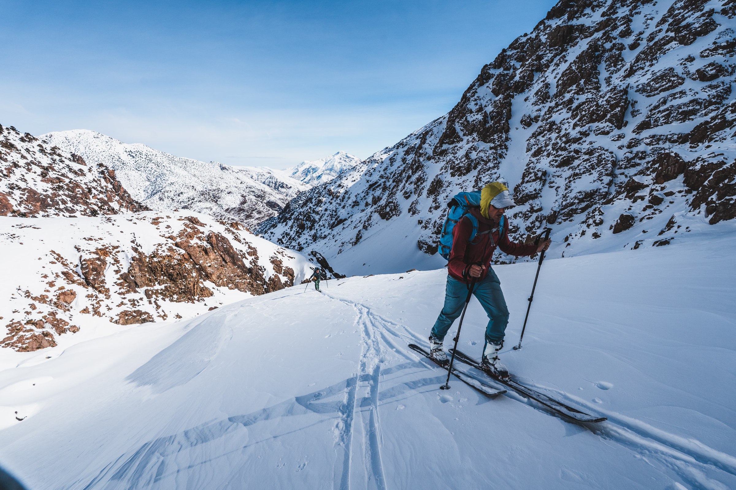 Groupe a ski dans la vallee dans le massif du Toubkal, Haut Atlas marocain