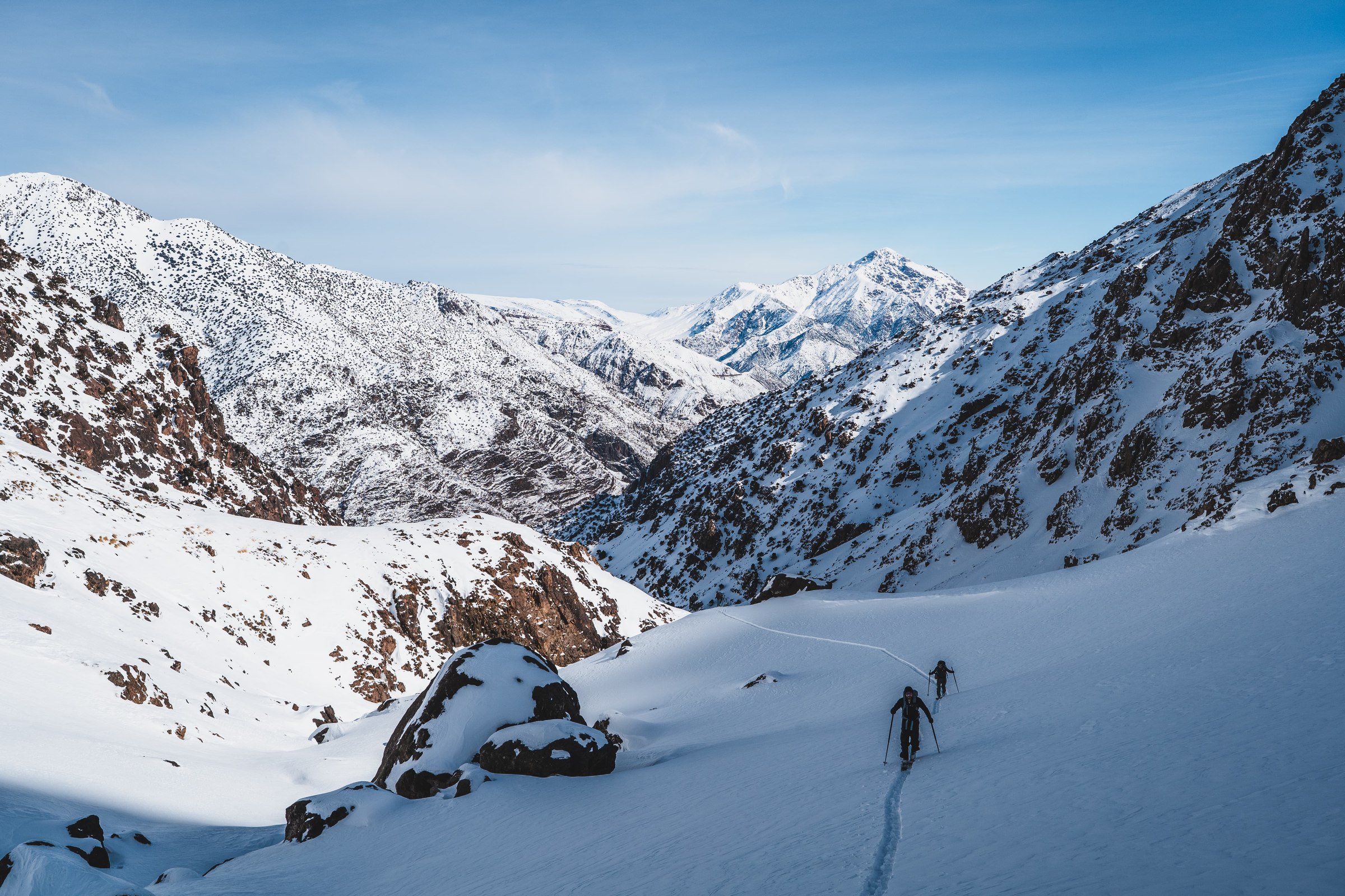 Groupe a ski dans la vallee dans le massif du Toubkal, Haut Atlas marocain