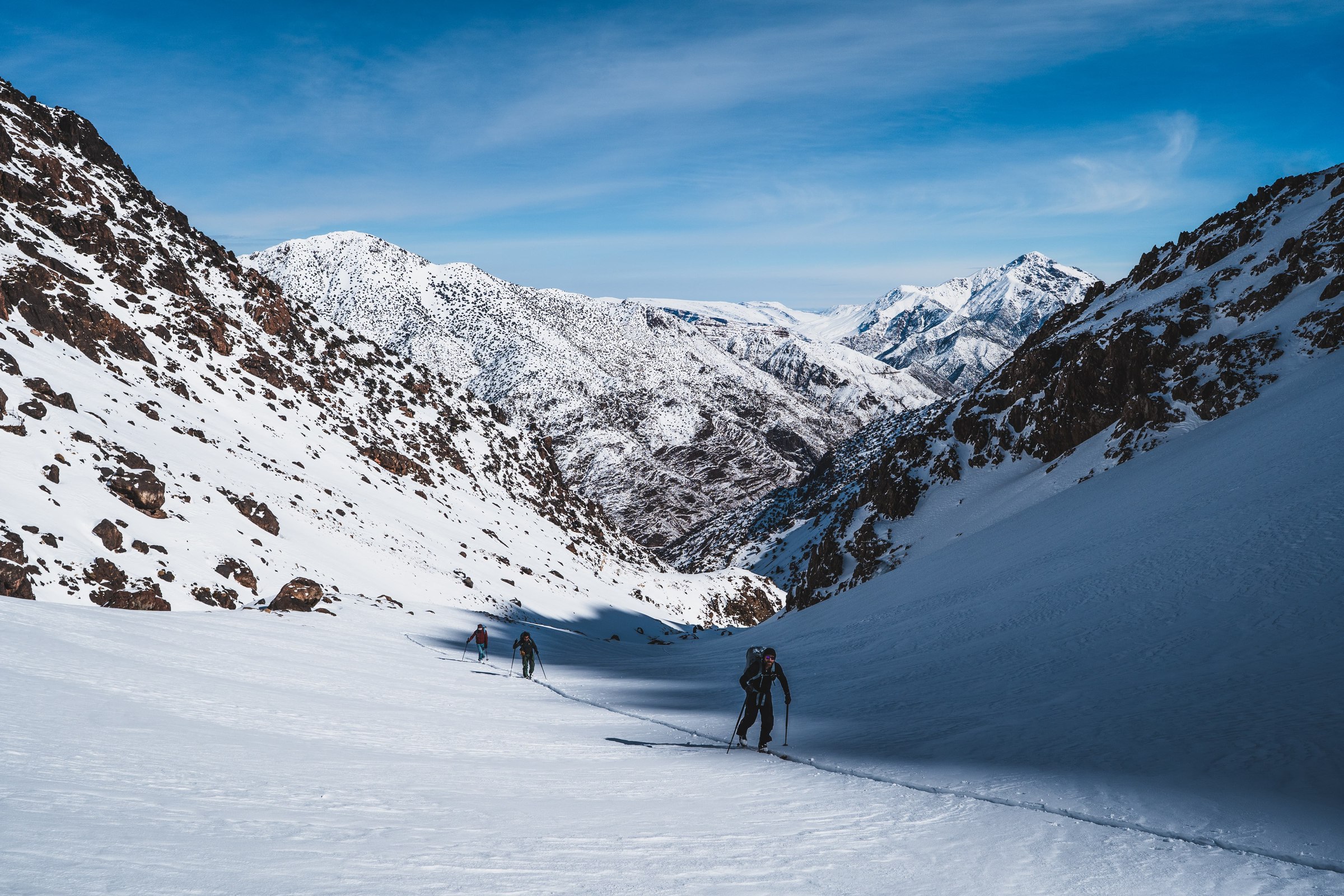 Groupe a ski dans la vallee dans le massif du Toubkal, Haut Atlas marocain