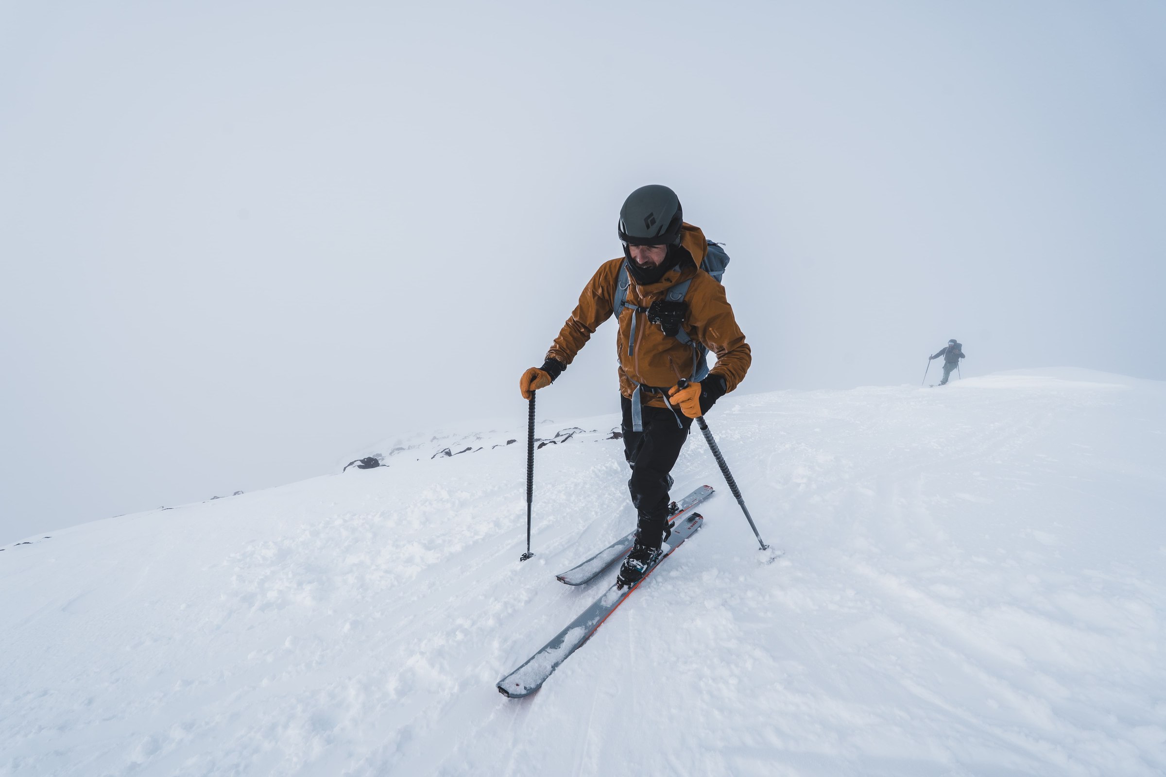 Groupe a ski dans la vallee dans le massif du Toubkal, Haut Atlas marocain