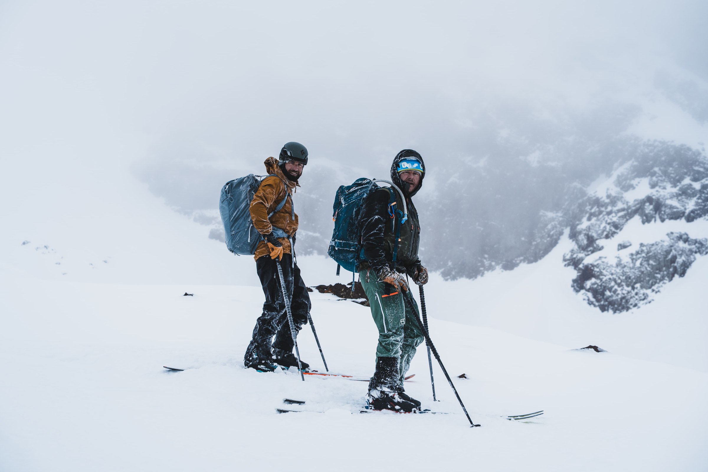Groupe a ski dans la vallee dans le massif du Toubkal, Haut Atlas marocain