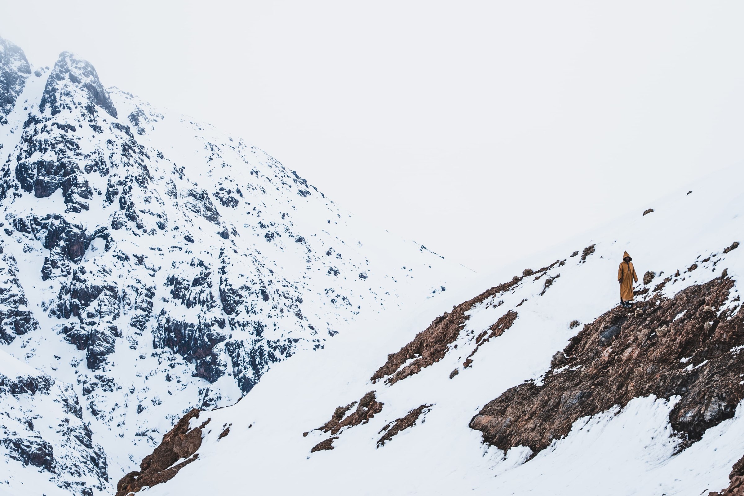 Groupe a ski dans la vallee dans le massif du Toubkal, Haut Atlas marocain