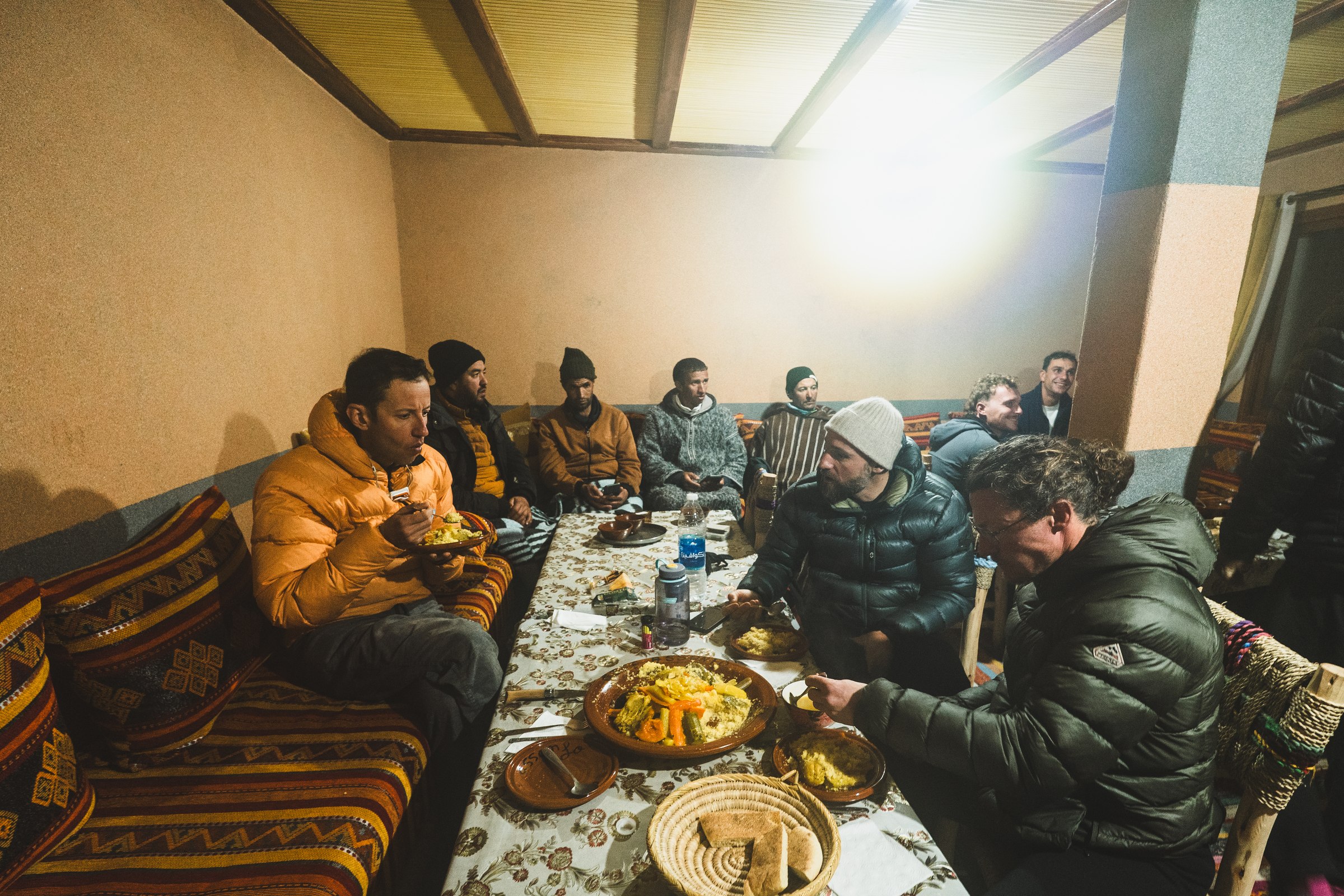 Groupe a ski dans la vallee dans le massif du Toubkal, Haut Atlas marocain