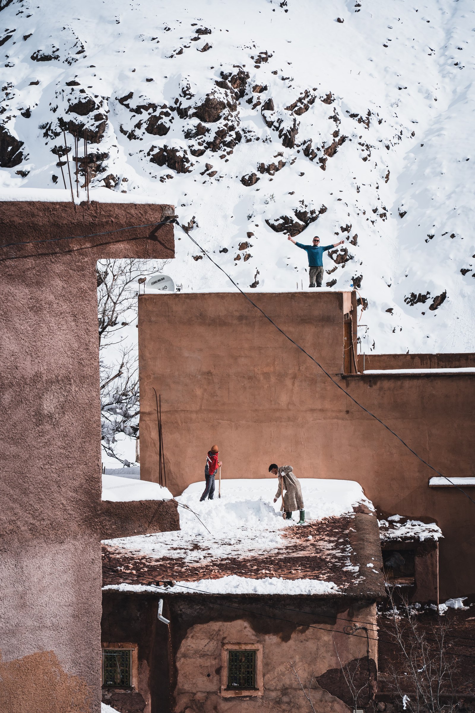 Montee a ski dans la neige dans le massif du Toubkal, Haut Atlas marocain