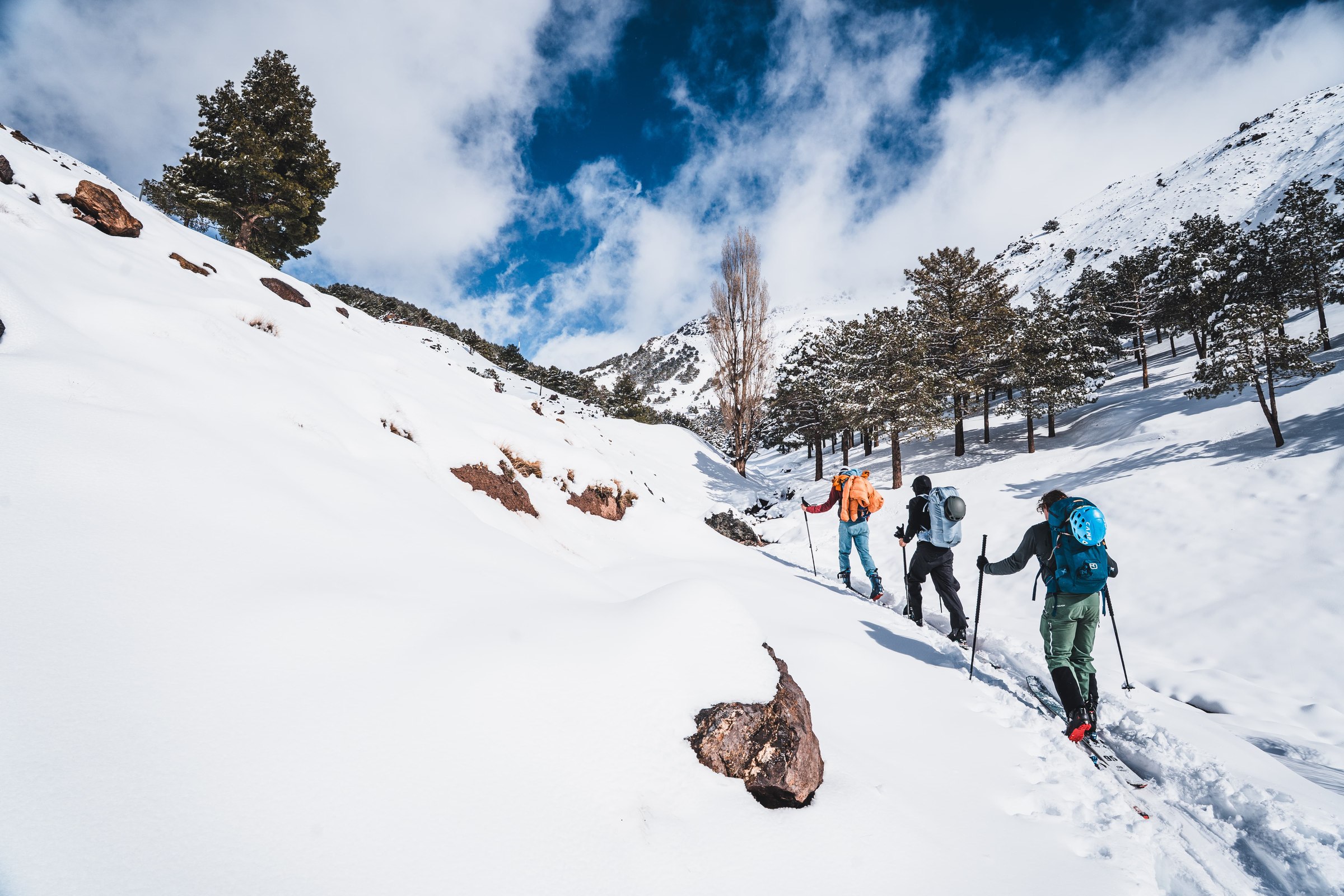 Montee a ski dans la neige dans le massif du Toubkal, Haut Atlas marocain