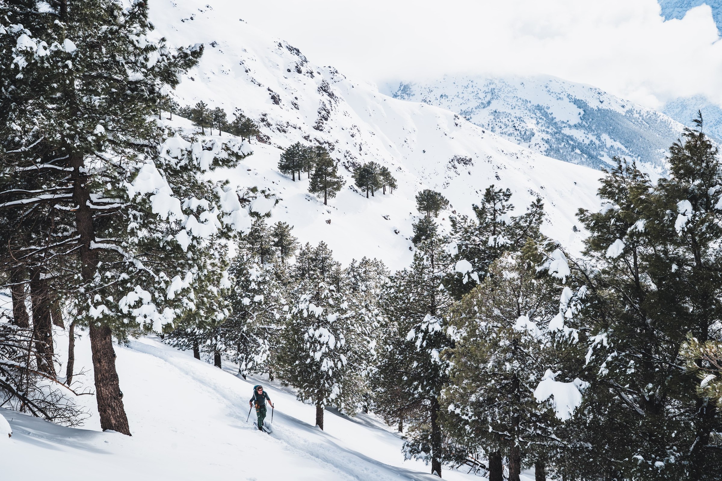 Montee a ski dans la neige dans le massif du Toubkal, Haut Atlas marocain