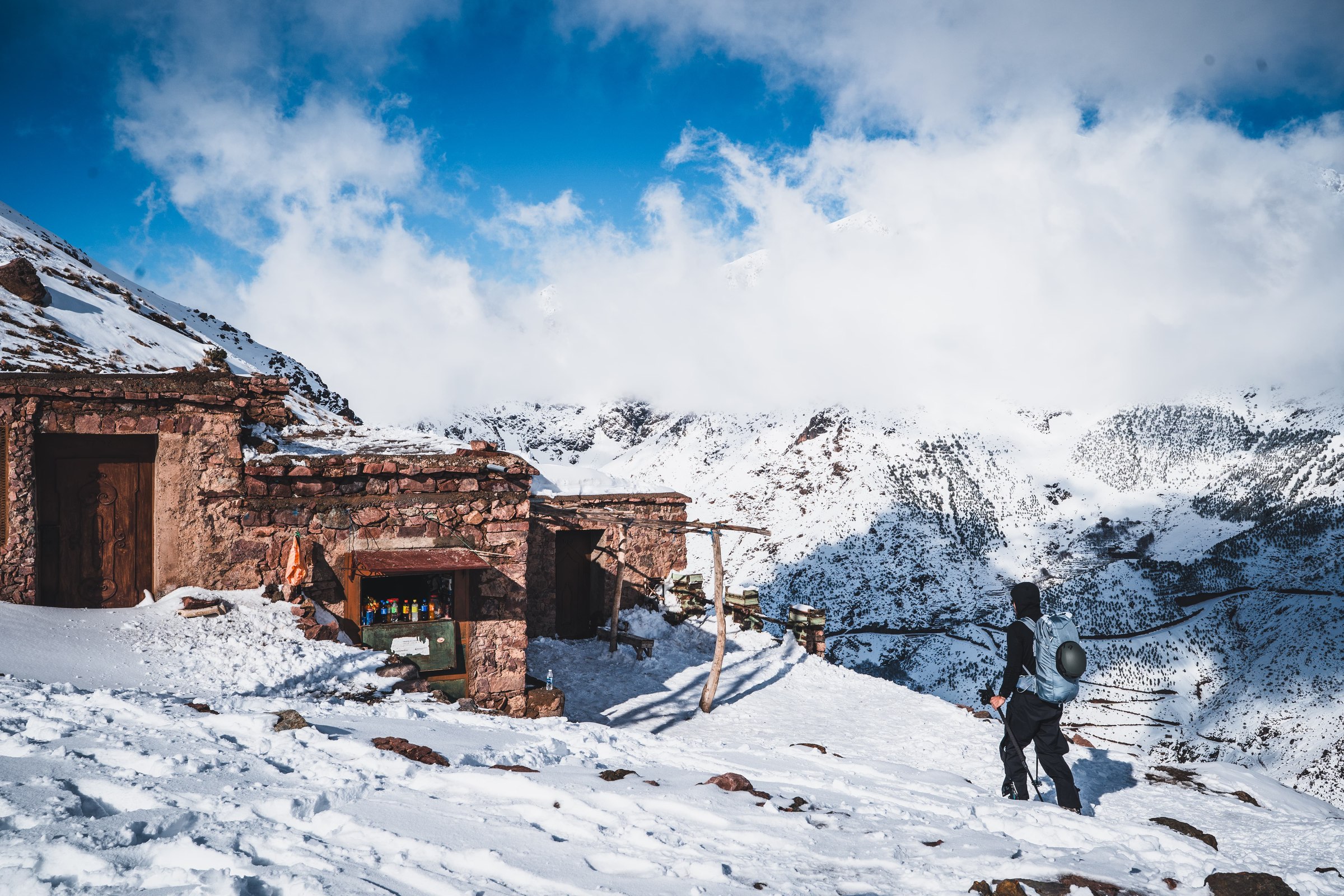 Montee a ski dans la neige dans le massif du Toubkal, Haut Atlas marocain