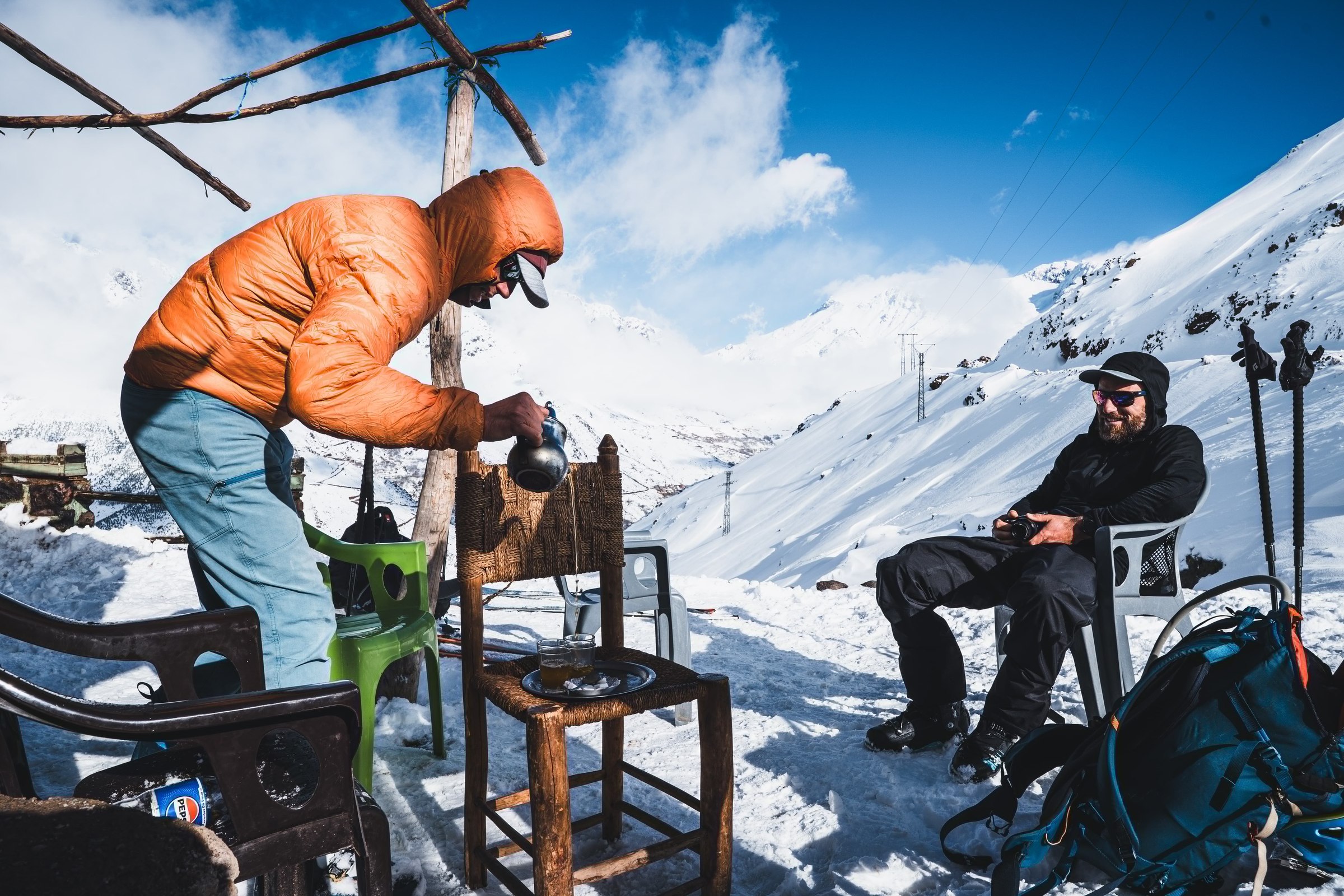 Montee a ski dans la neige dans le massif du Toubkal, Haut Atlas marocain