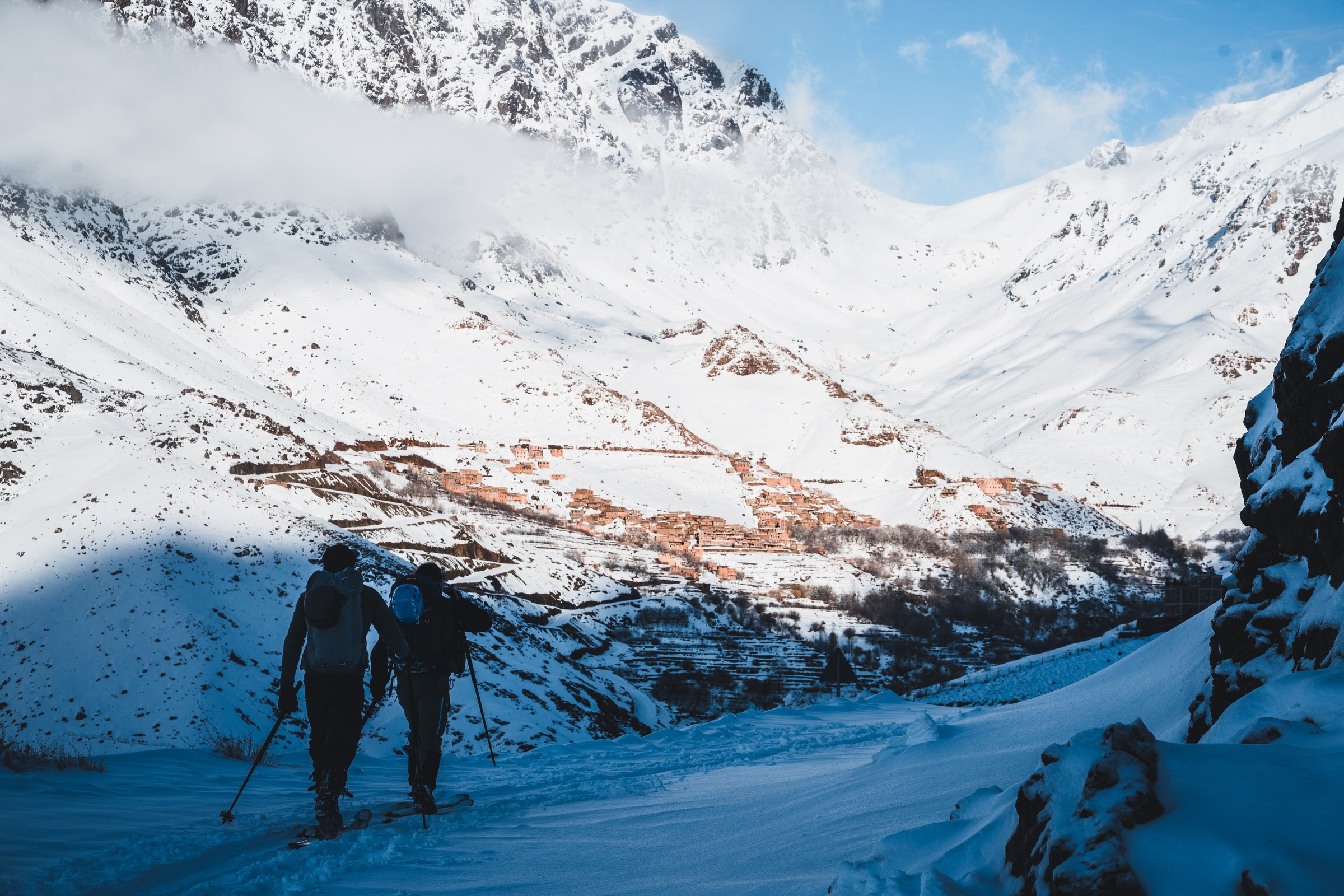 Montee a ski dans la neige dans le massif du Toubkal, Haut Atlas marocain