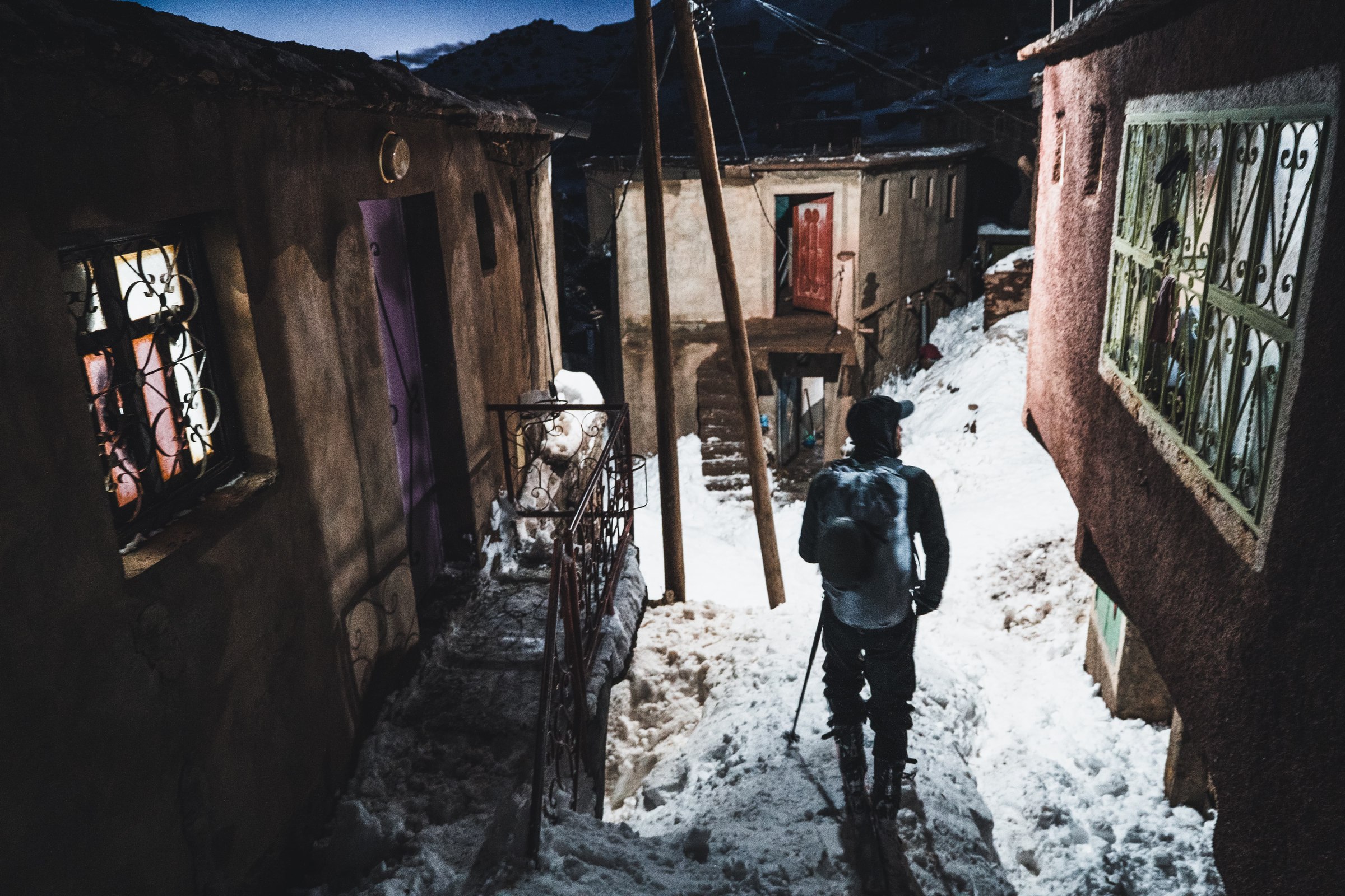 Montee a ski dans la neige dans le massif du Toubkal, Haut Atlas marocain