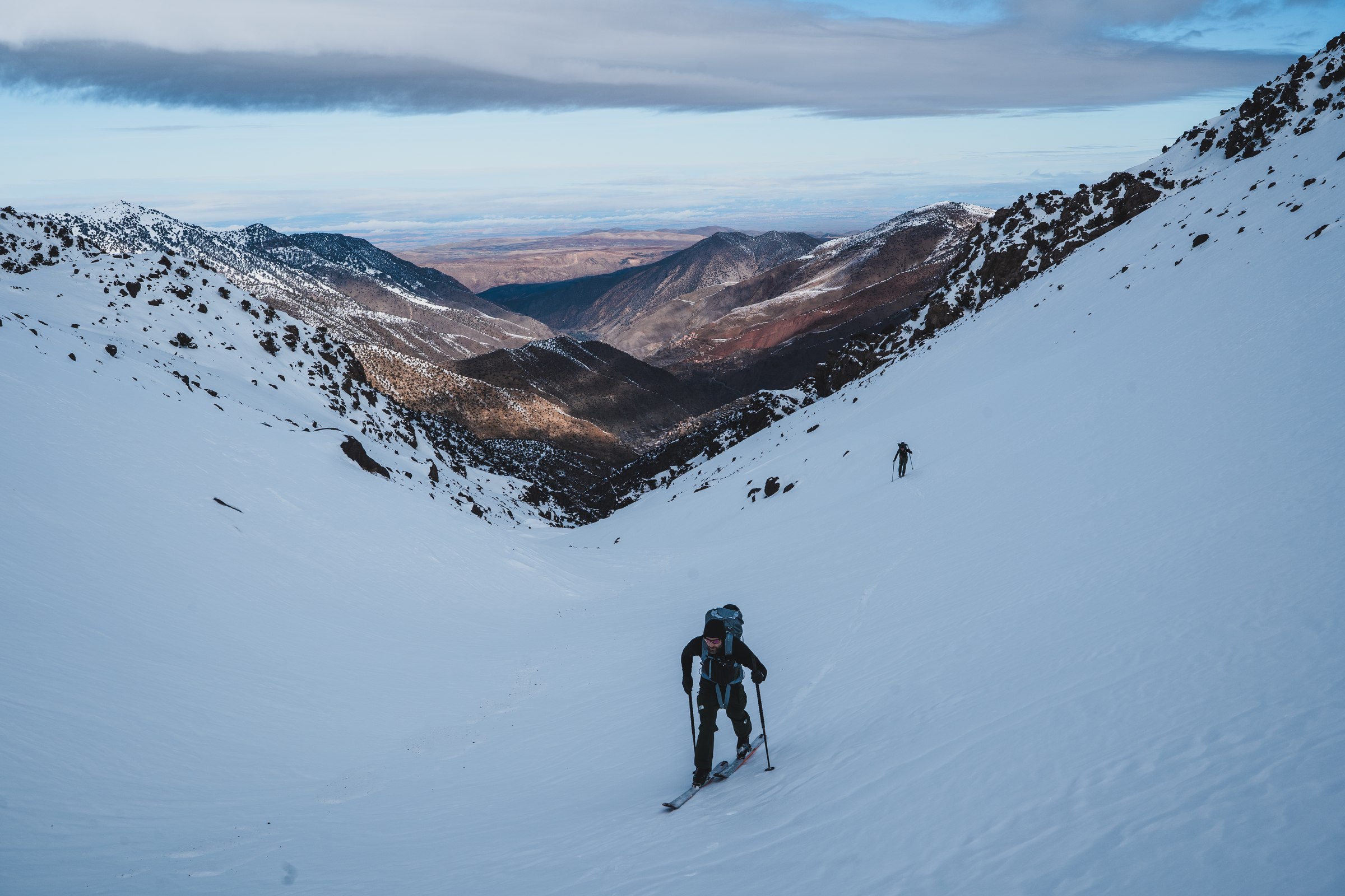 Montee vers les hautes pentes dans le massif du Toubkal, Haut Atlas marocain